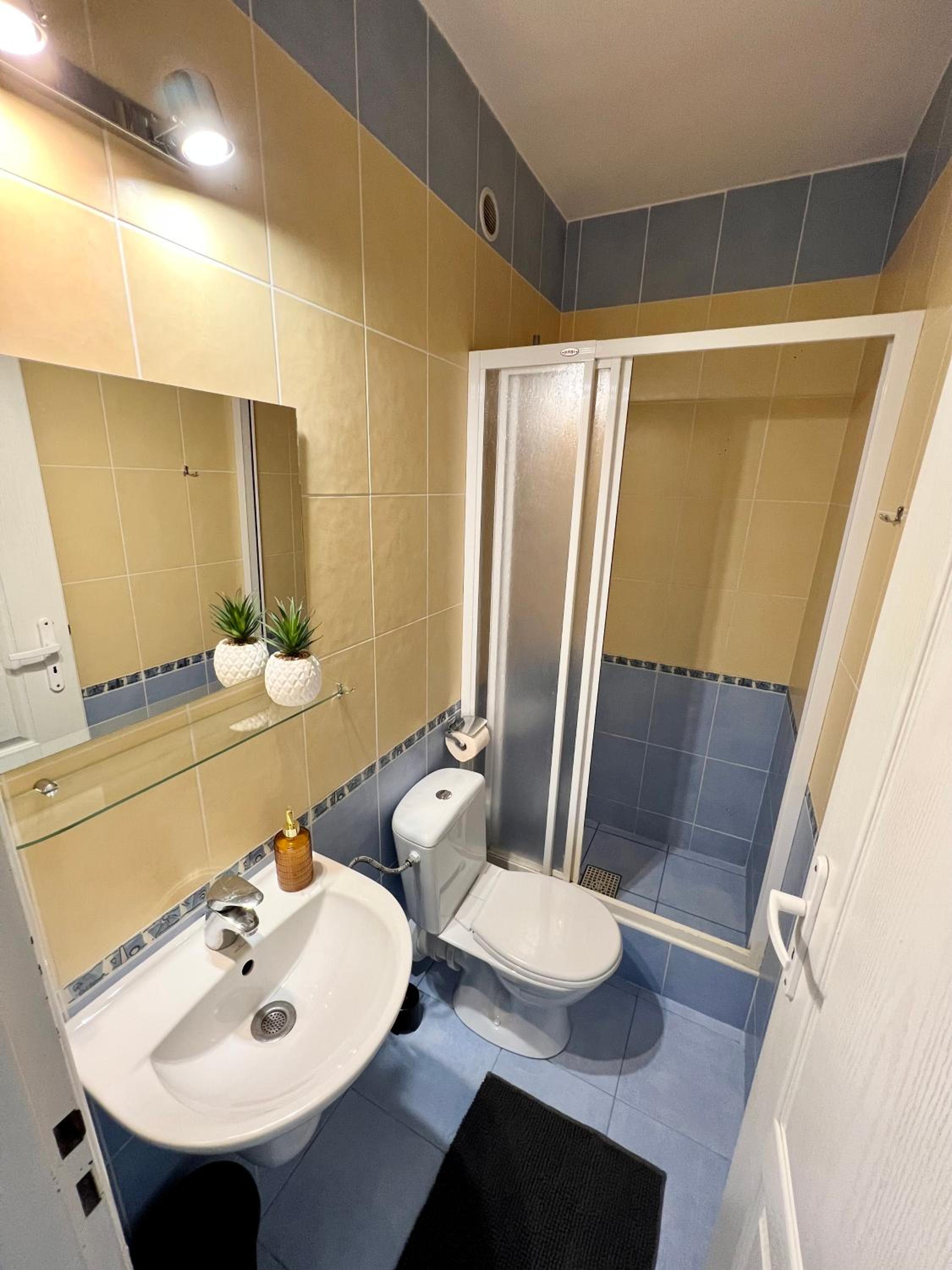 Quadruple Room with Balcony - Photo 10