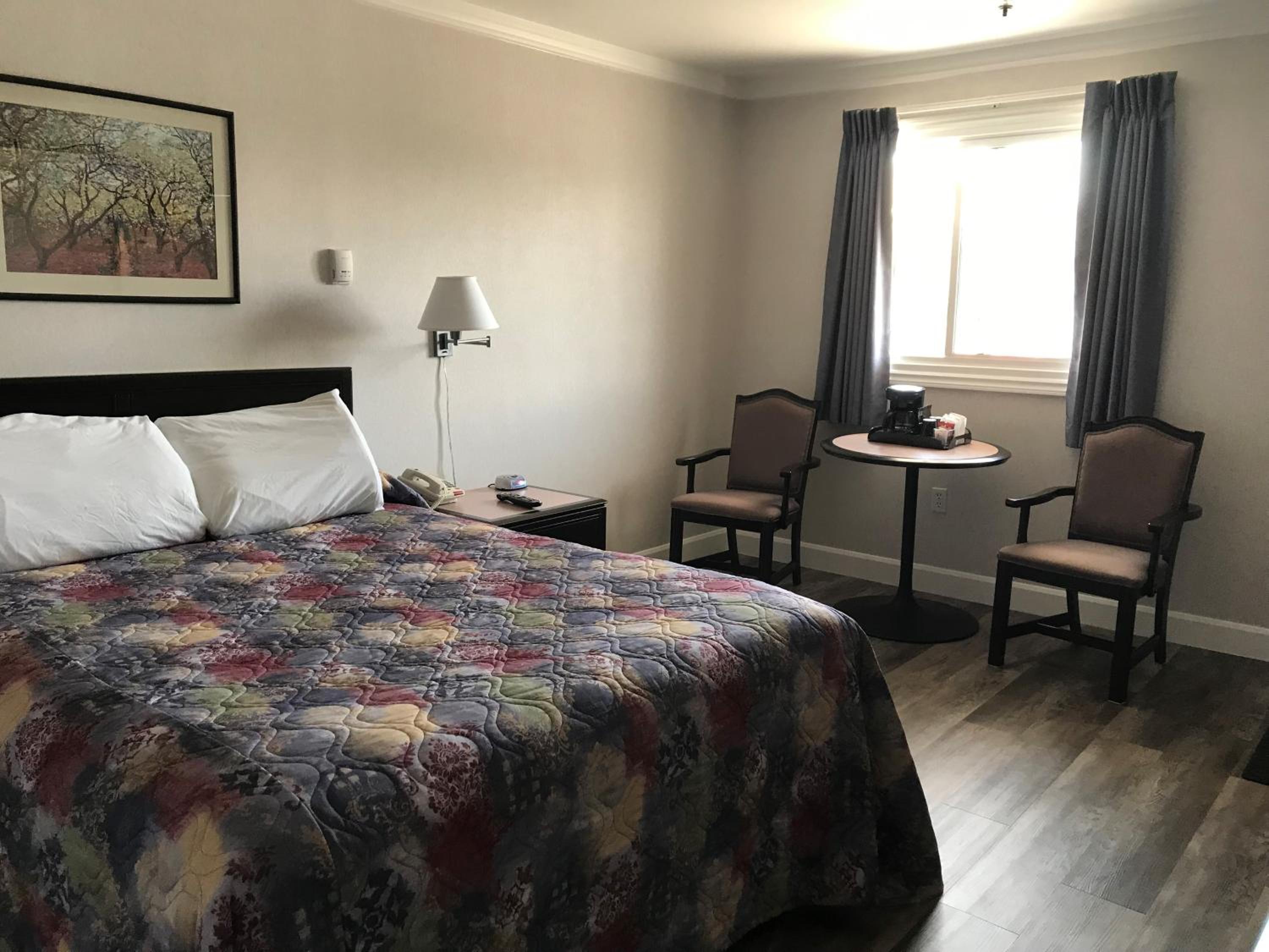 Queen Room - Non-Smoking