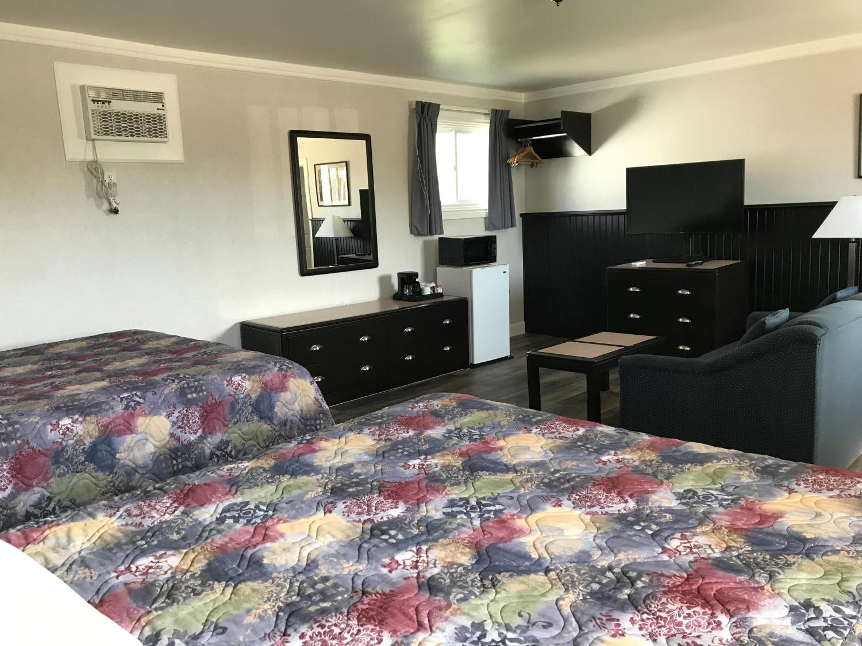 Superior Queen Room with Two Queen Beds - Non-Smoking photo 3