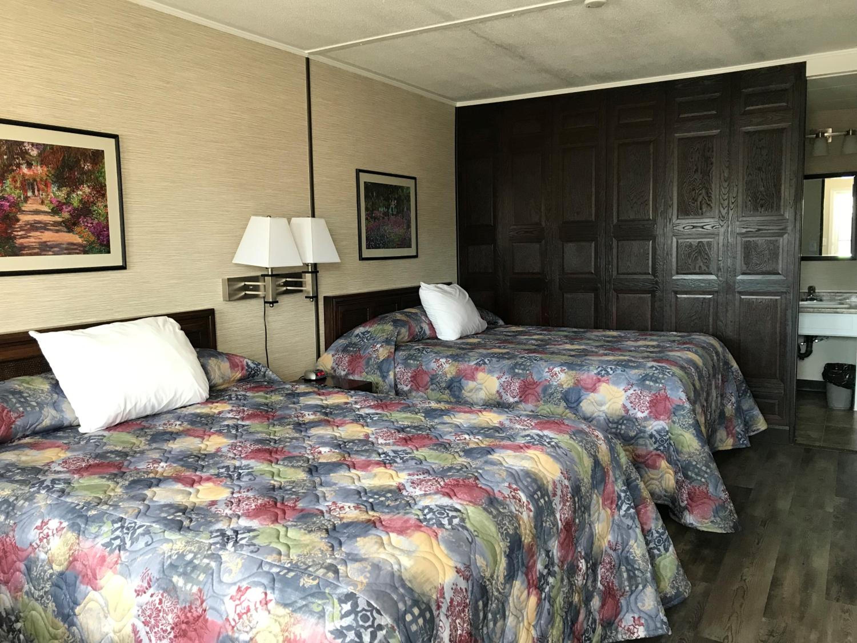 Double Room with Two Queen beds Non-smoking