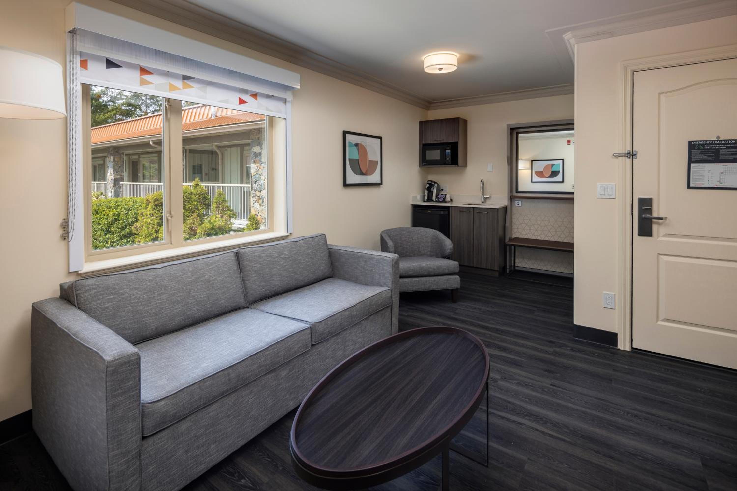 One-Bedroom Suite with Sofa Bed - Photo 3
