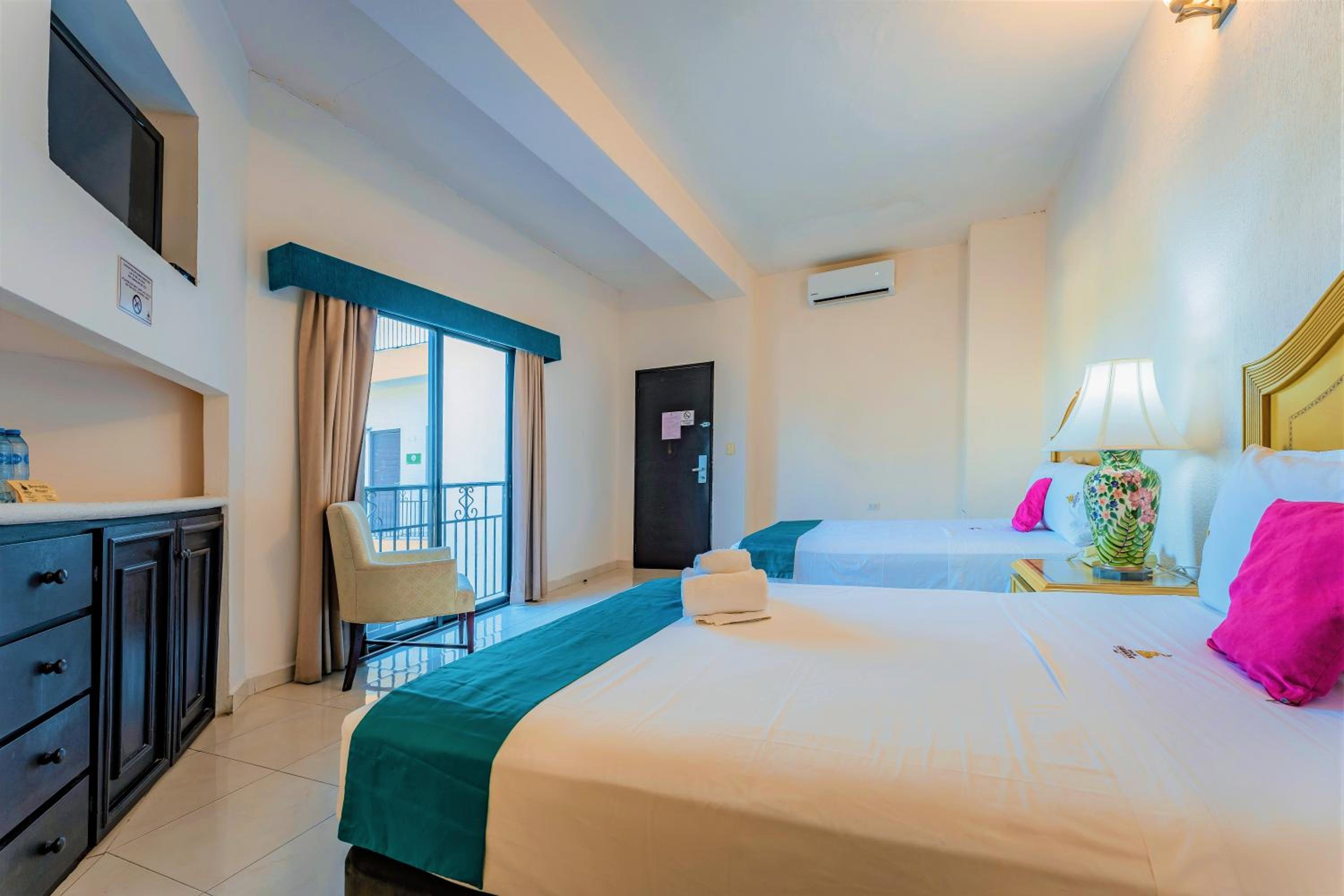 Double Room with Two Double Beds - Photo 2
