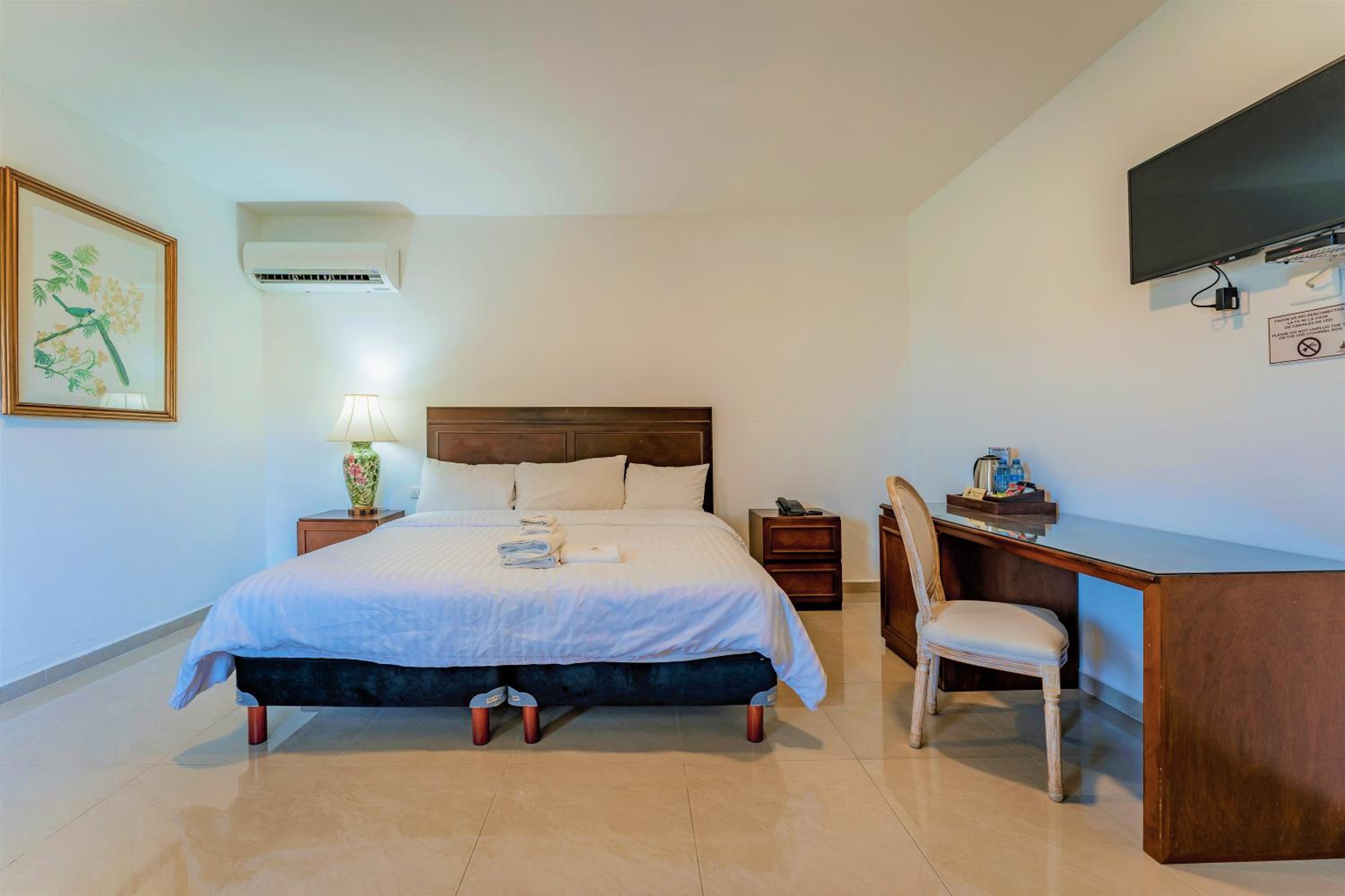 Deluxe Room - Photo 13