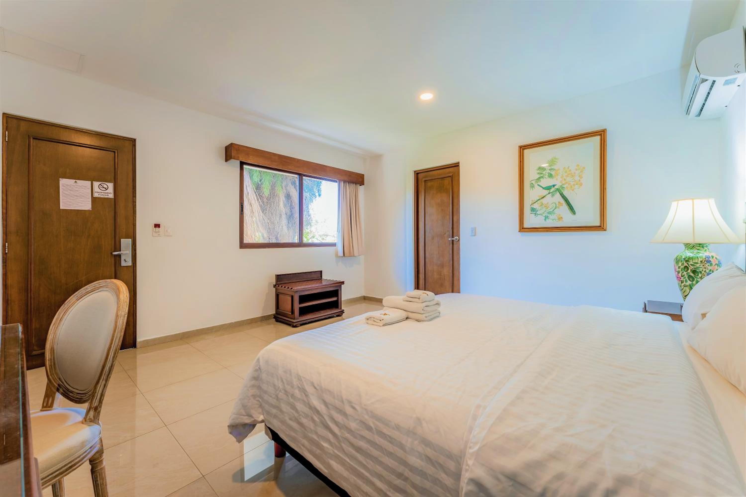 Deluxe Room - Photo 11