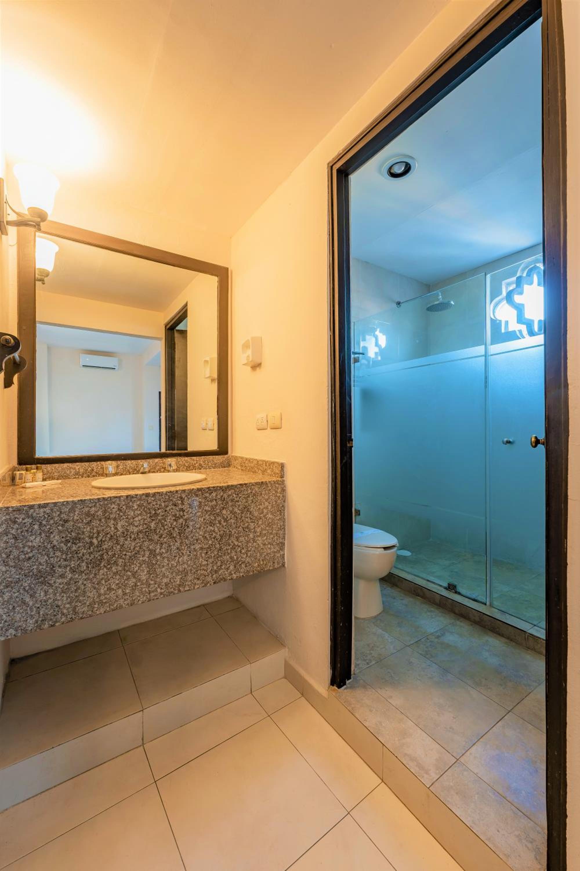 Double Room with Two Double Beds - Photo 5