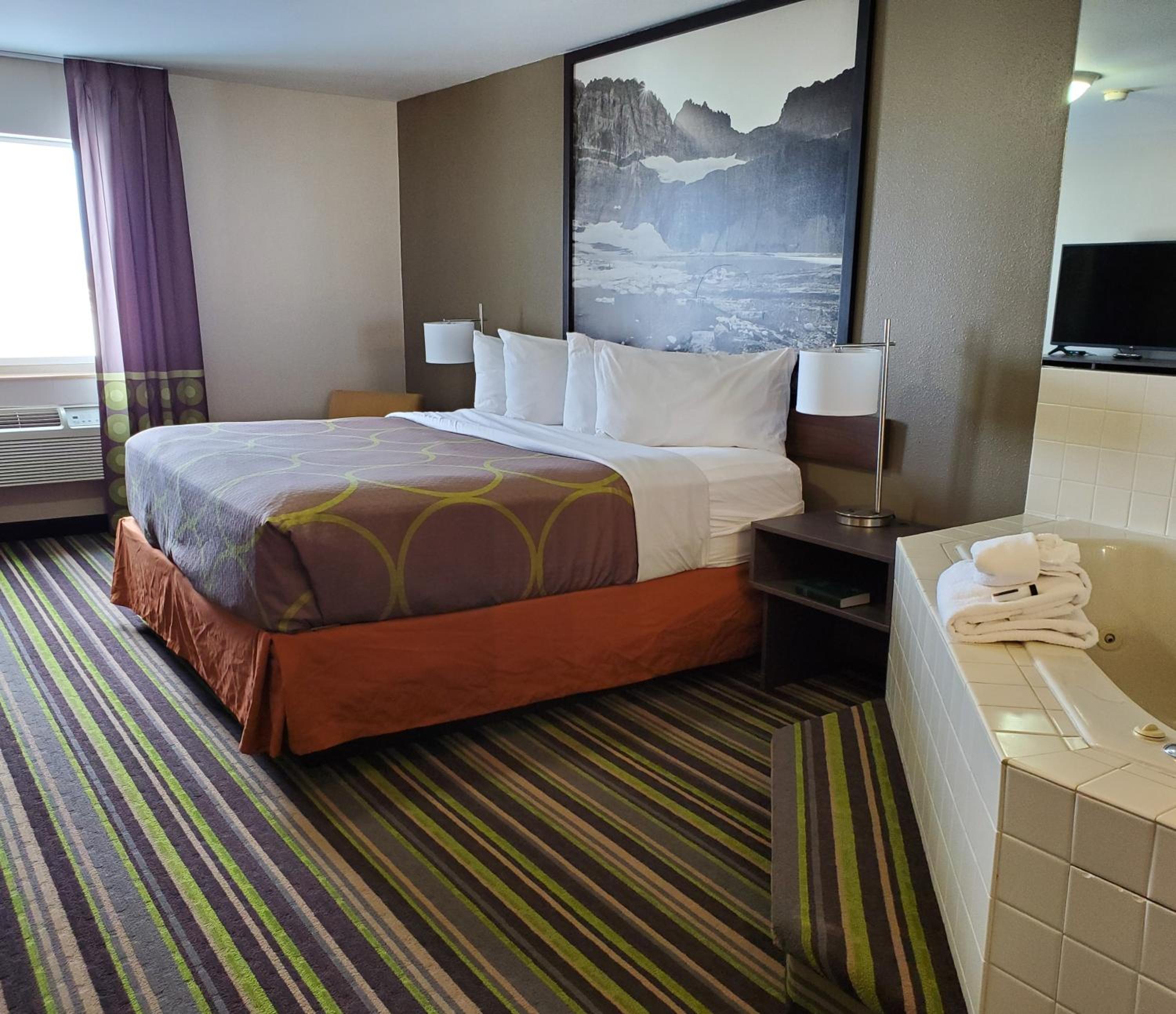1 King Bed, Jetted Tub, Non-Smoking - Photo 7