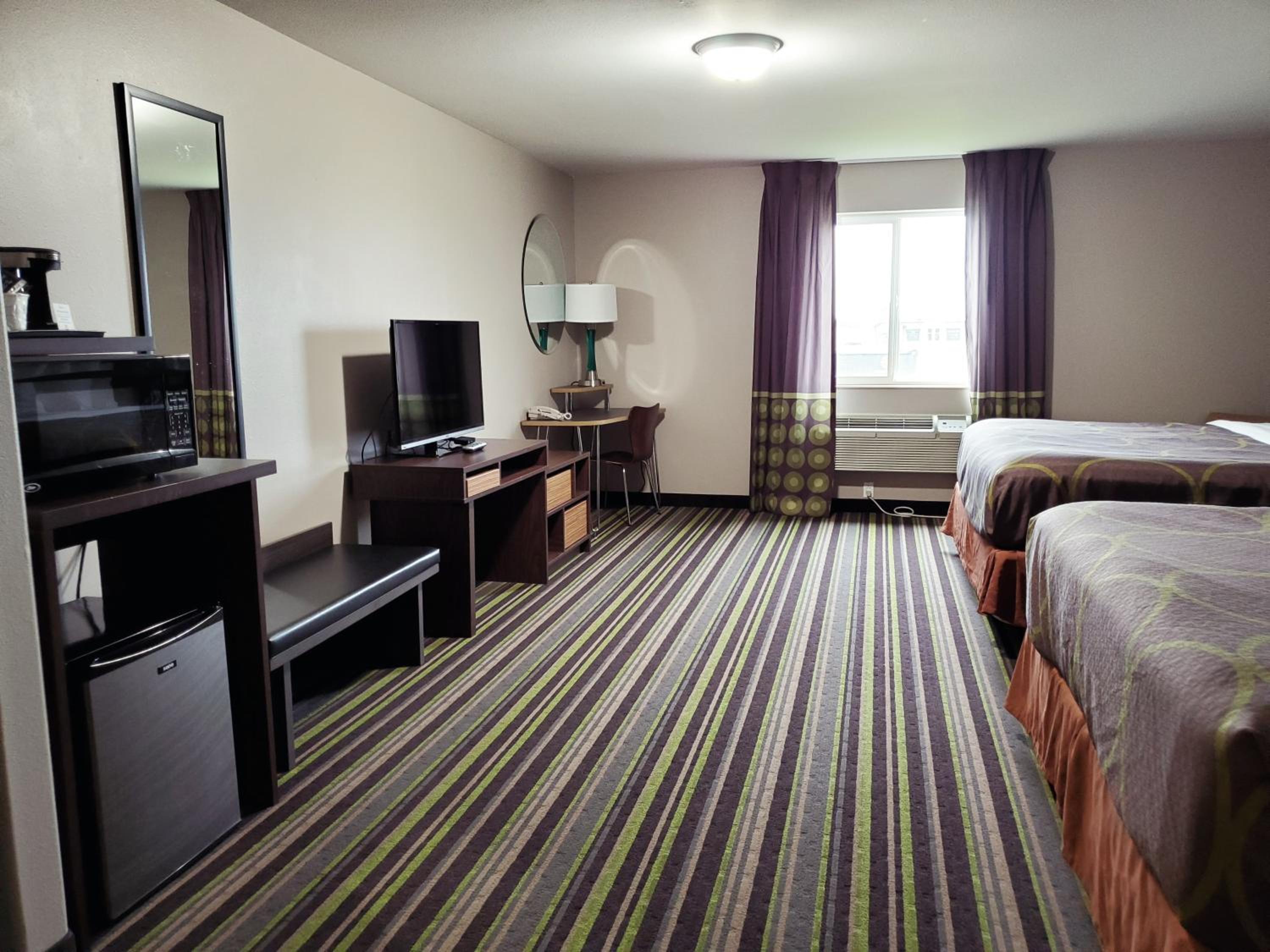 Deluxe Queen Room with Two Queen Beds - Non-Smoking - Photo 8