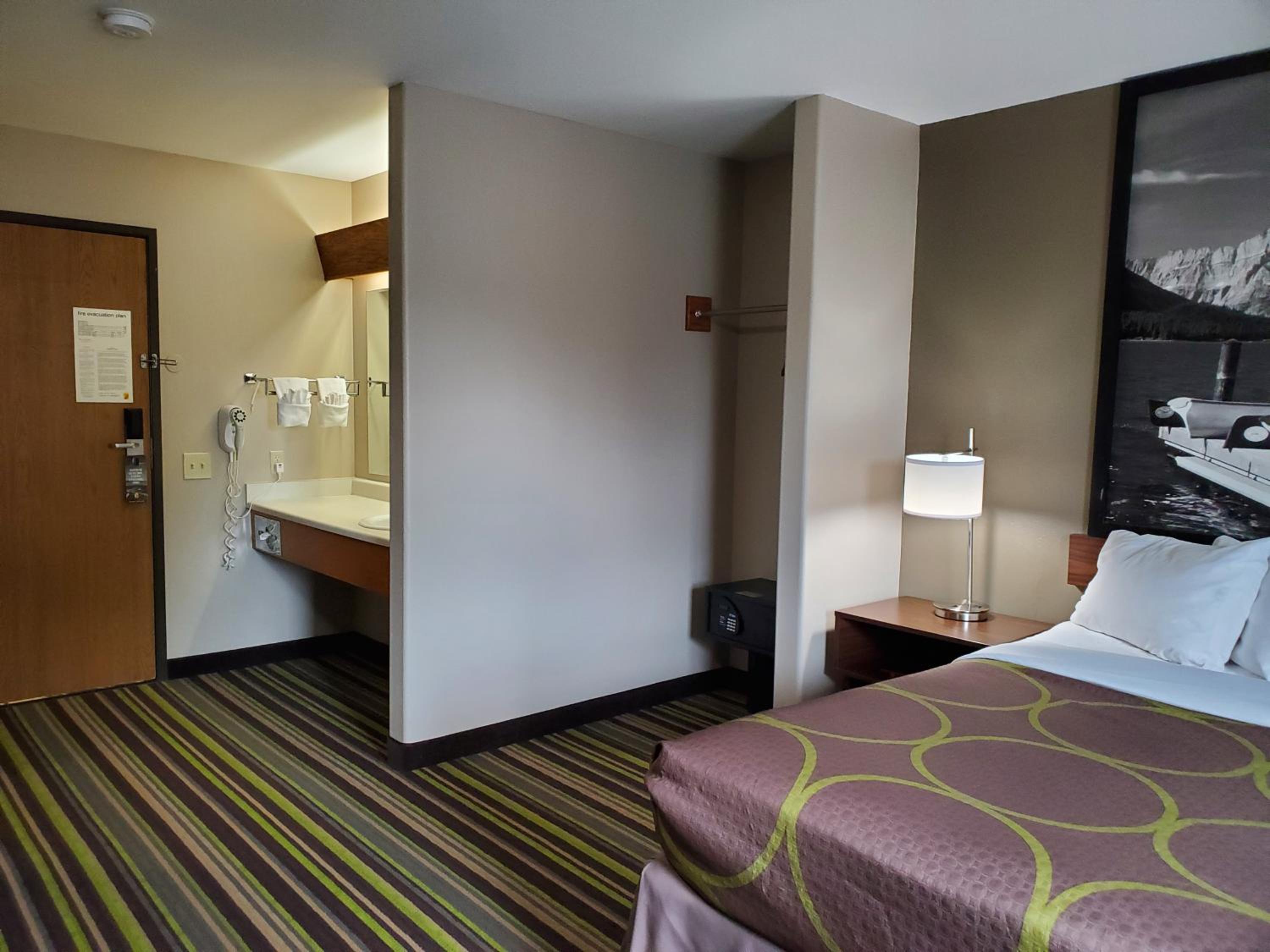 King Room - Non-Smoking - Photo 3