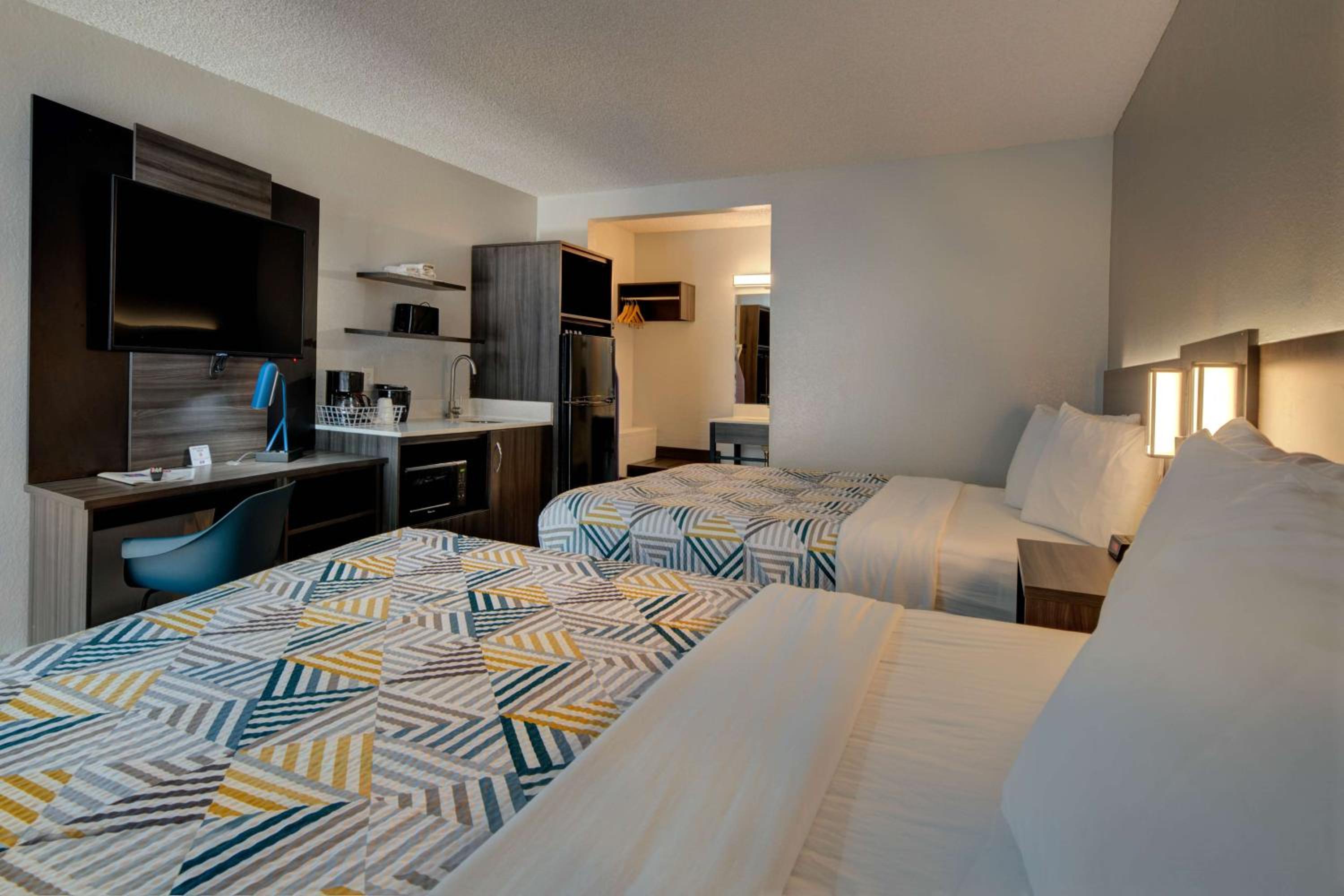 Queen Room With Two Queen Beds - Non-Smoking