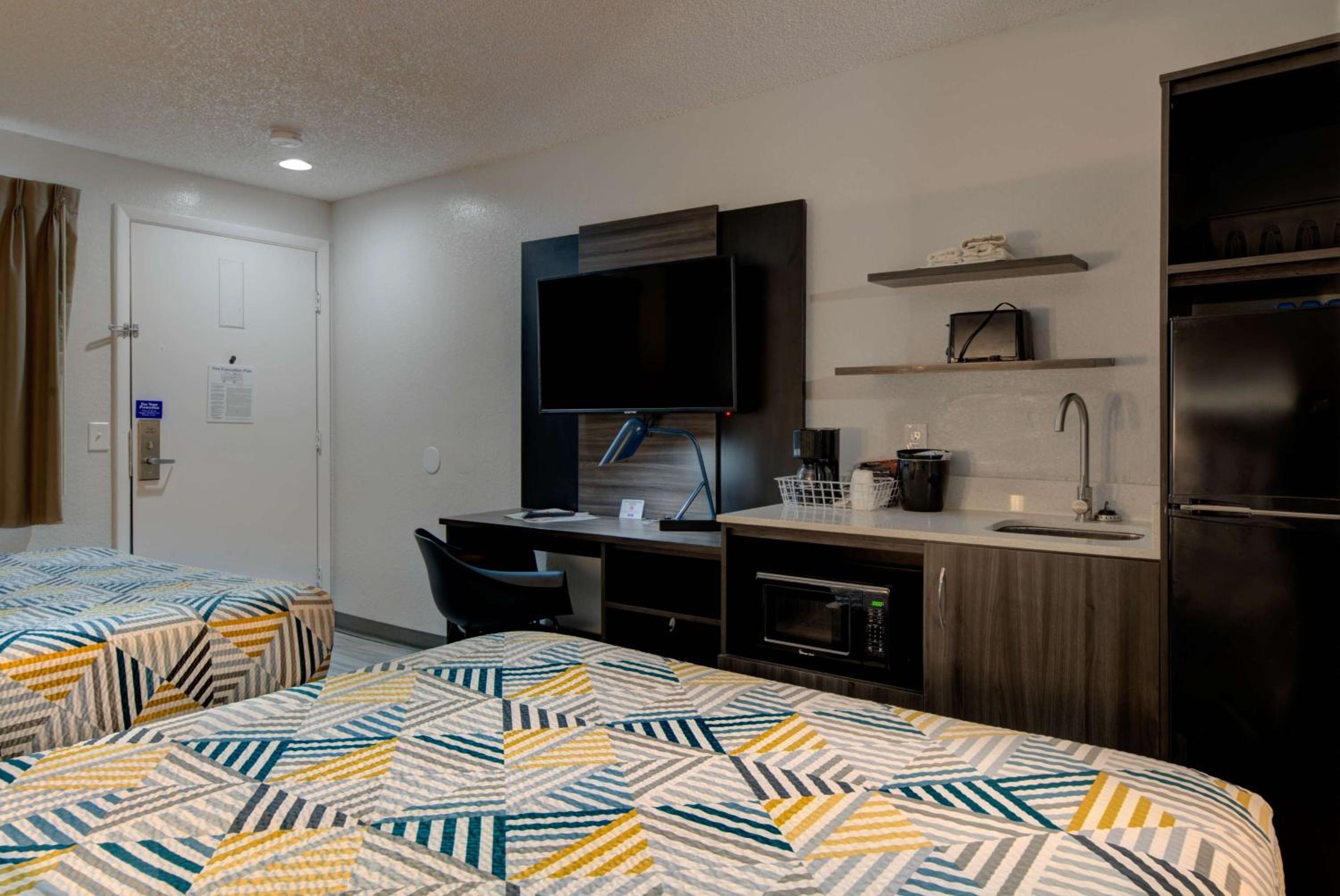 Queen Room With Two Queen Beds - Non-Smoking