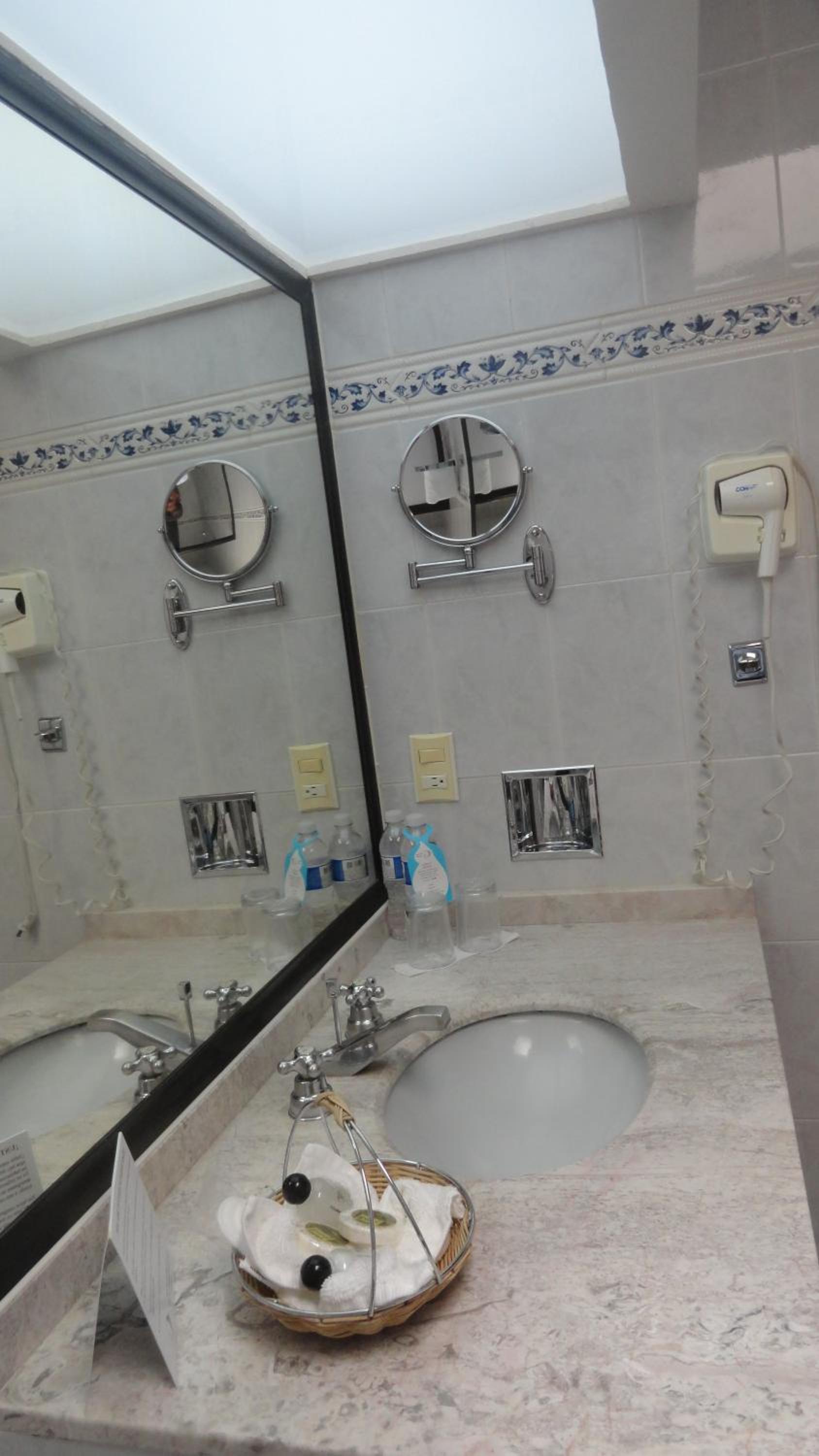 Suite - Photo 11
