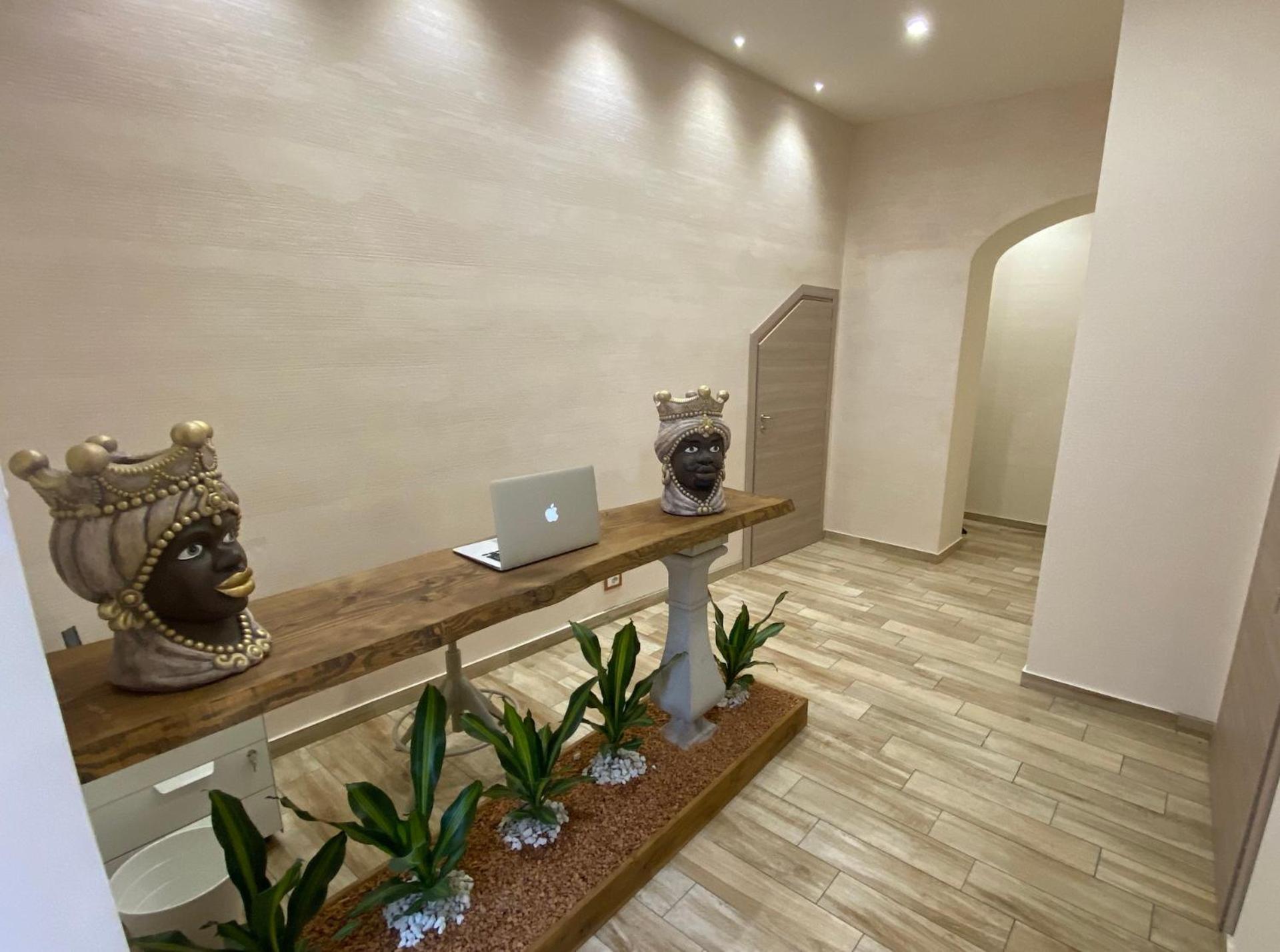 Deluxe Suite with Spa Bath - Photo 10