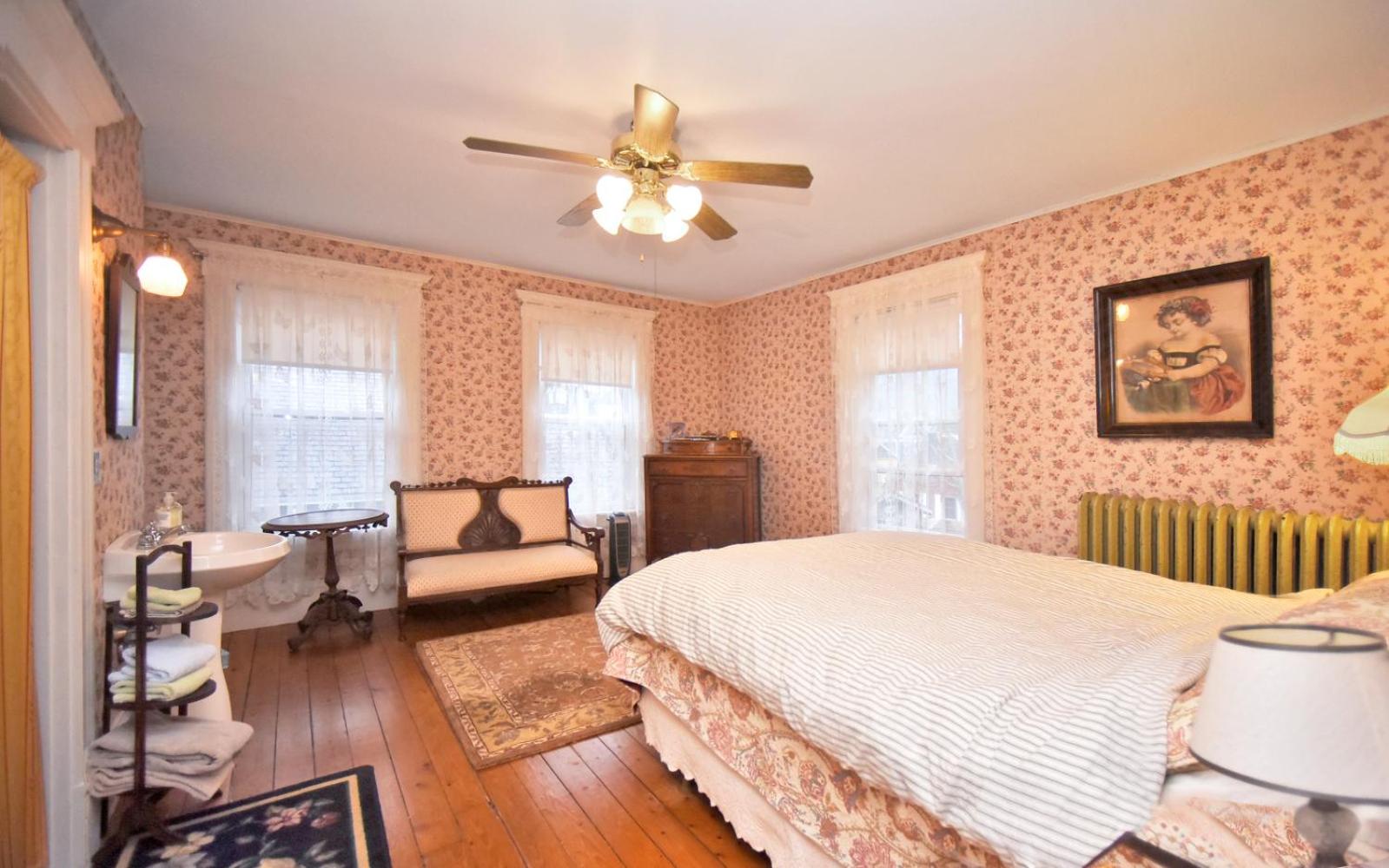 Deluxe Family Suite - Photo 12