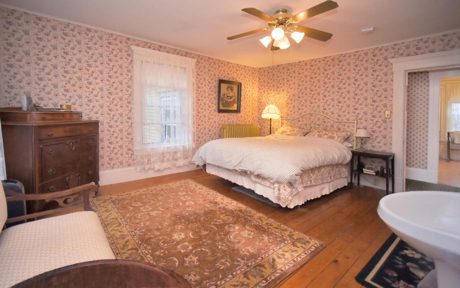 Deluxe Family Suite - Photo 5