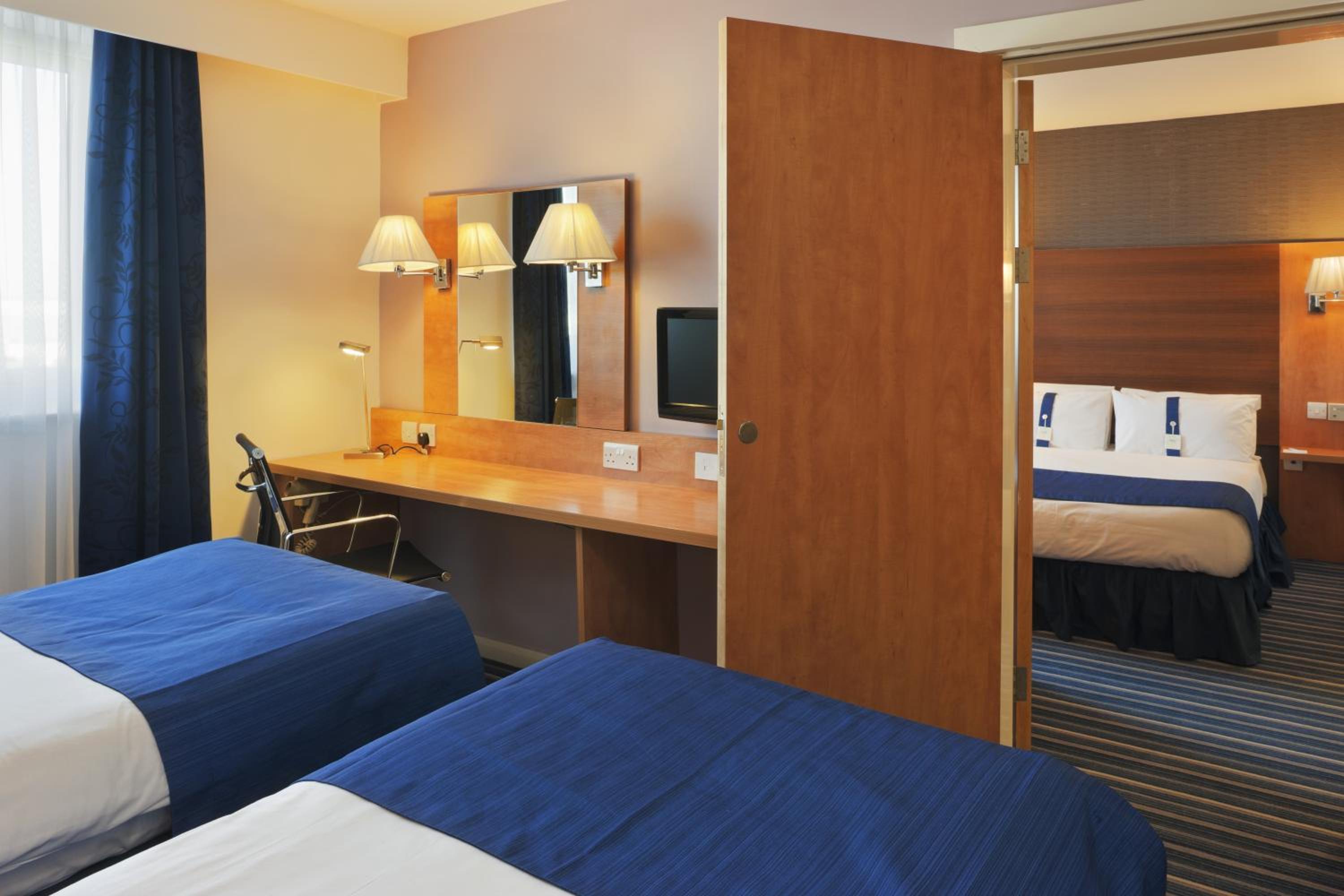 Standard Twin Room with Free Hot Breakfast - Photo 1
