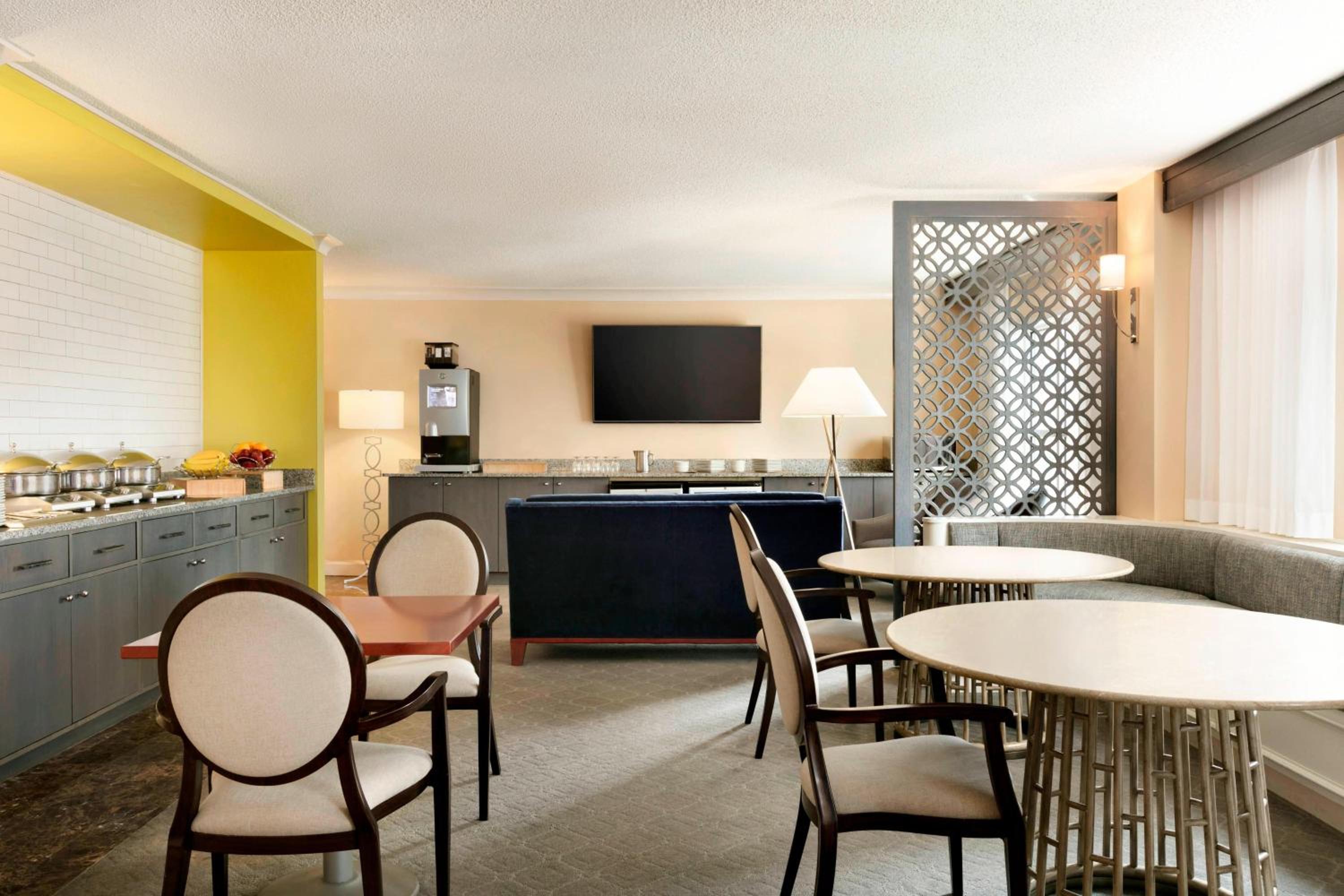 Club lounge access, Guest room, 1 King, High floor photo 2