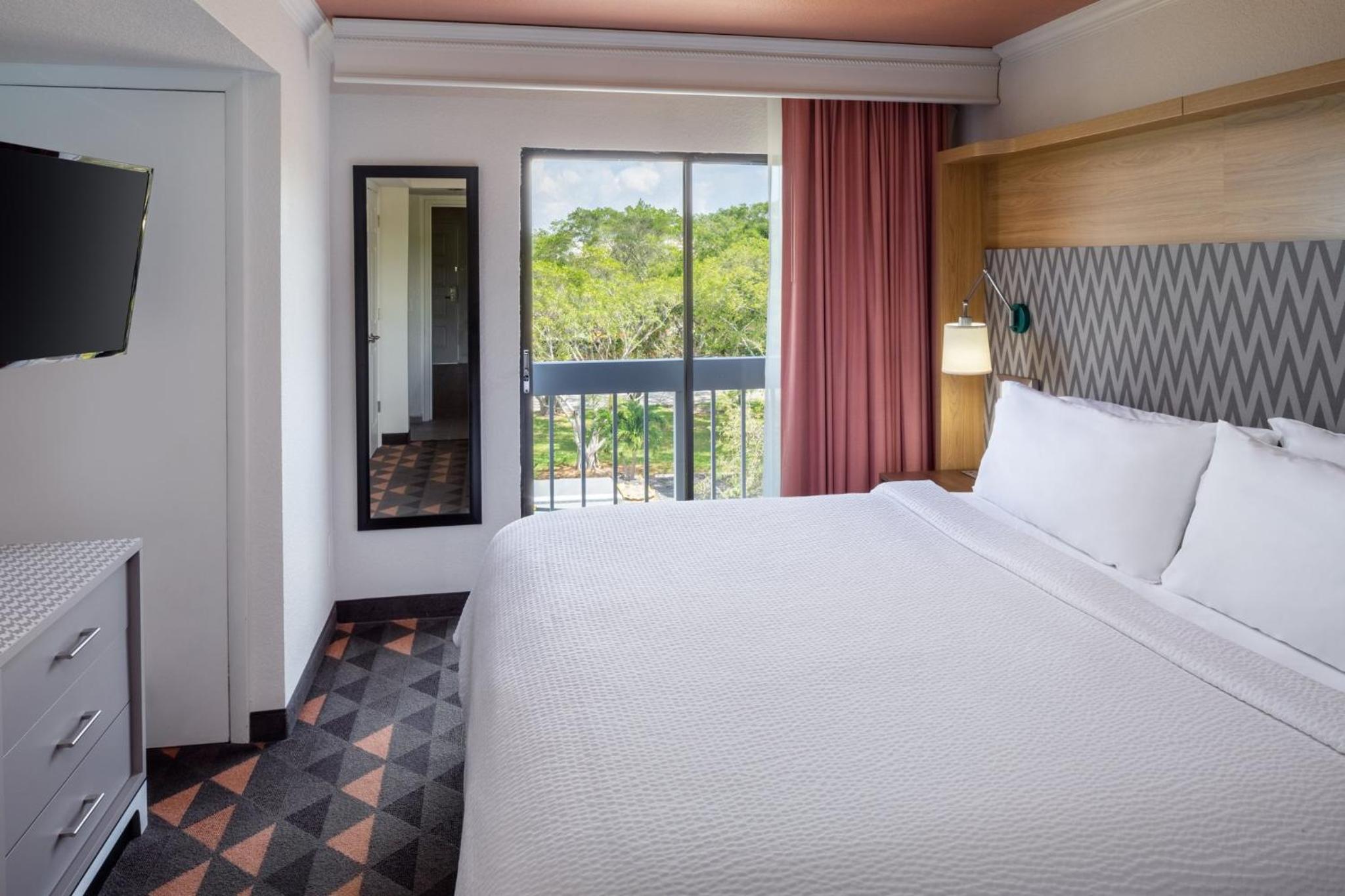 Standard King Room - Photo 12