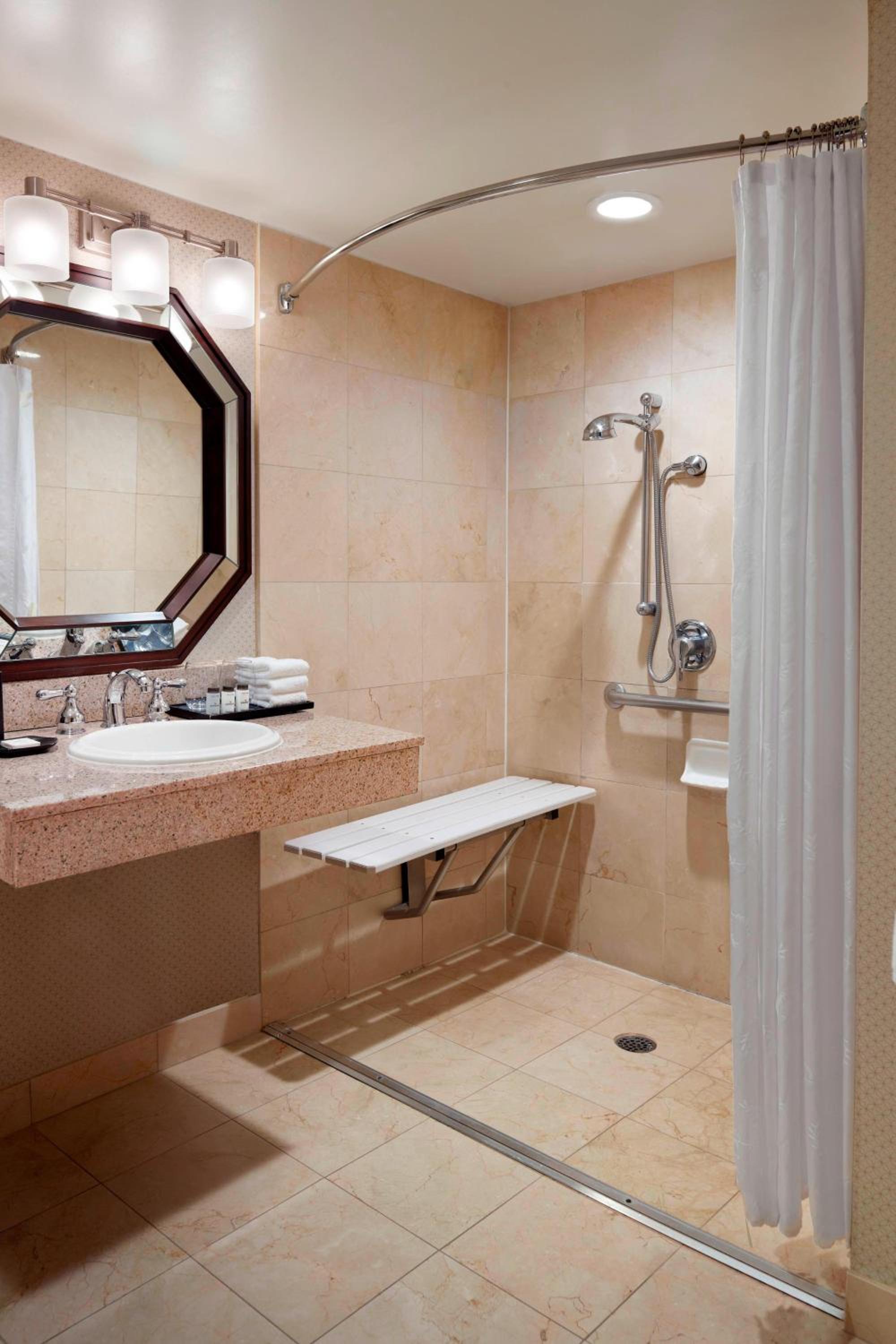 Traditional King Room - Hearing Accessible - Photo 3