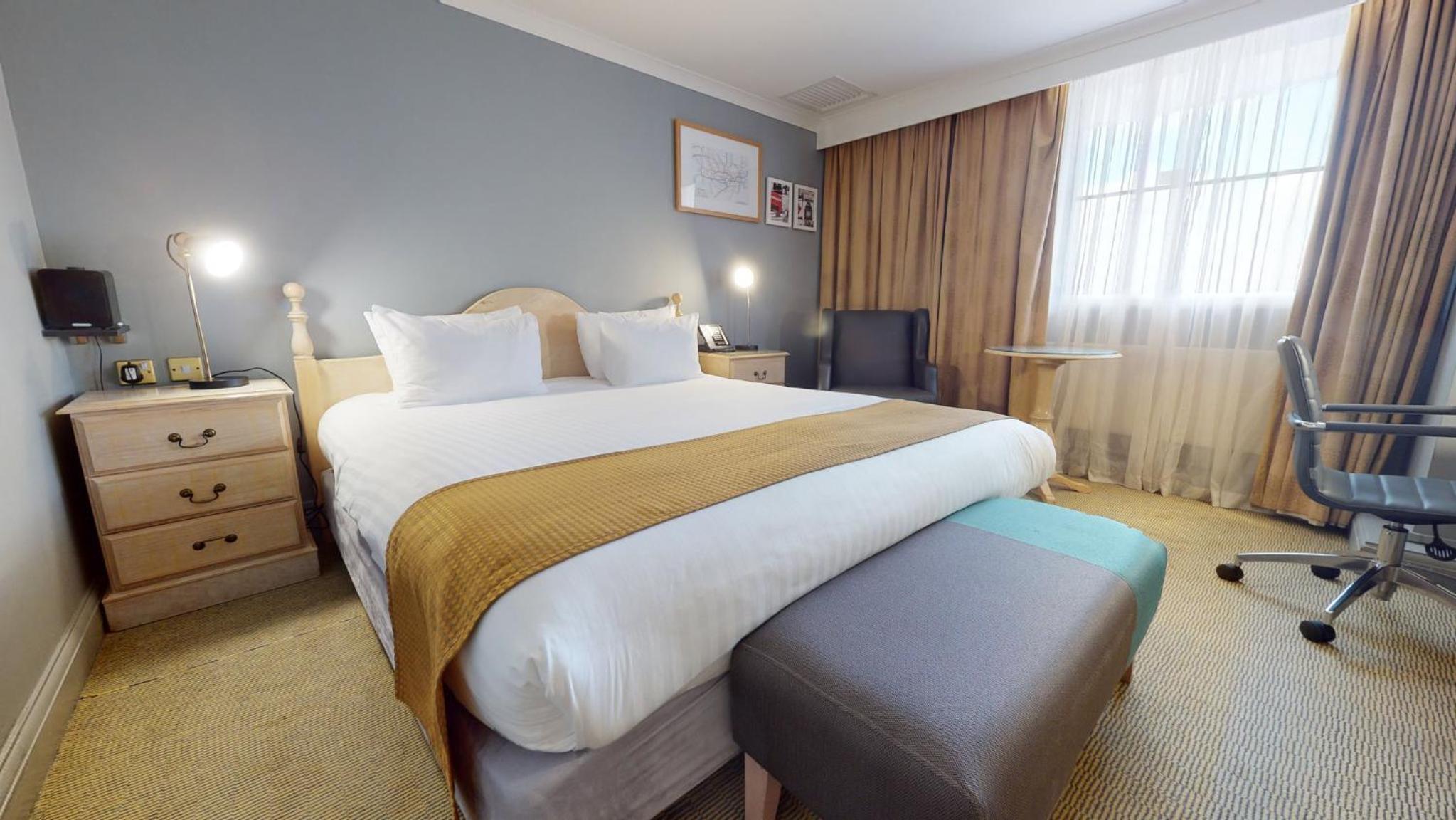 King Suite with Living Area - Photo 4