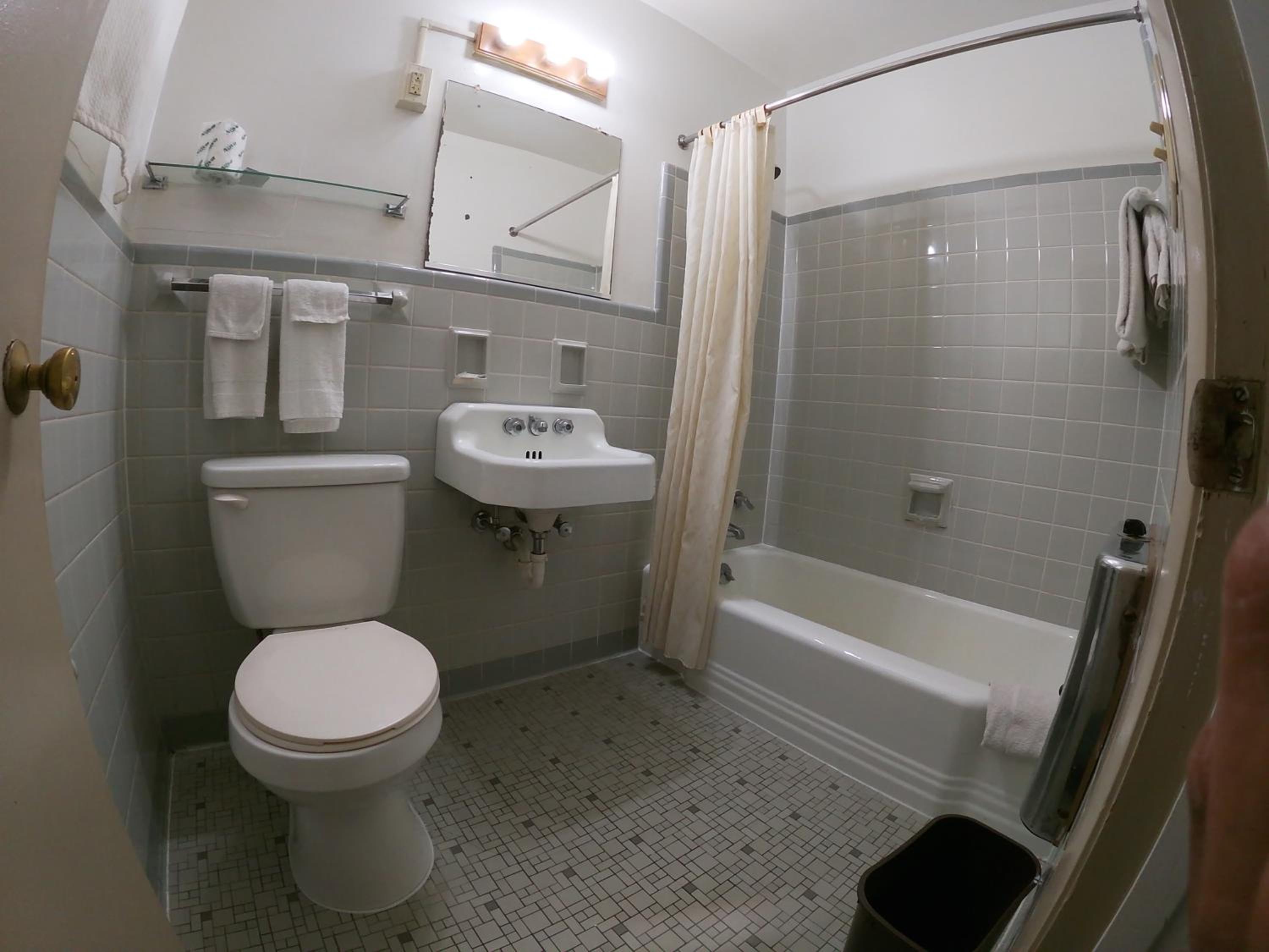 Queen Room photo 2