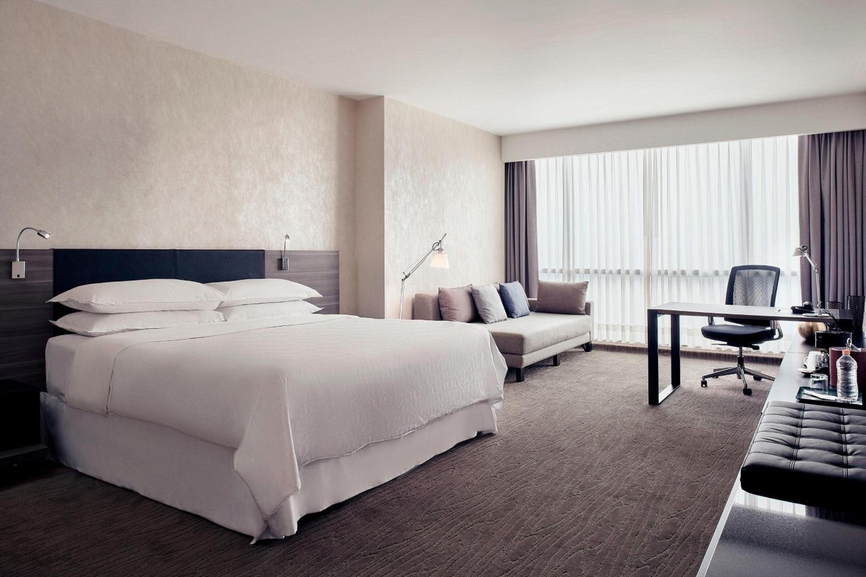 Deluxe King Room - Non-Smoking - Photo 6