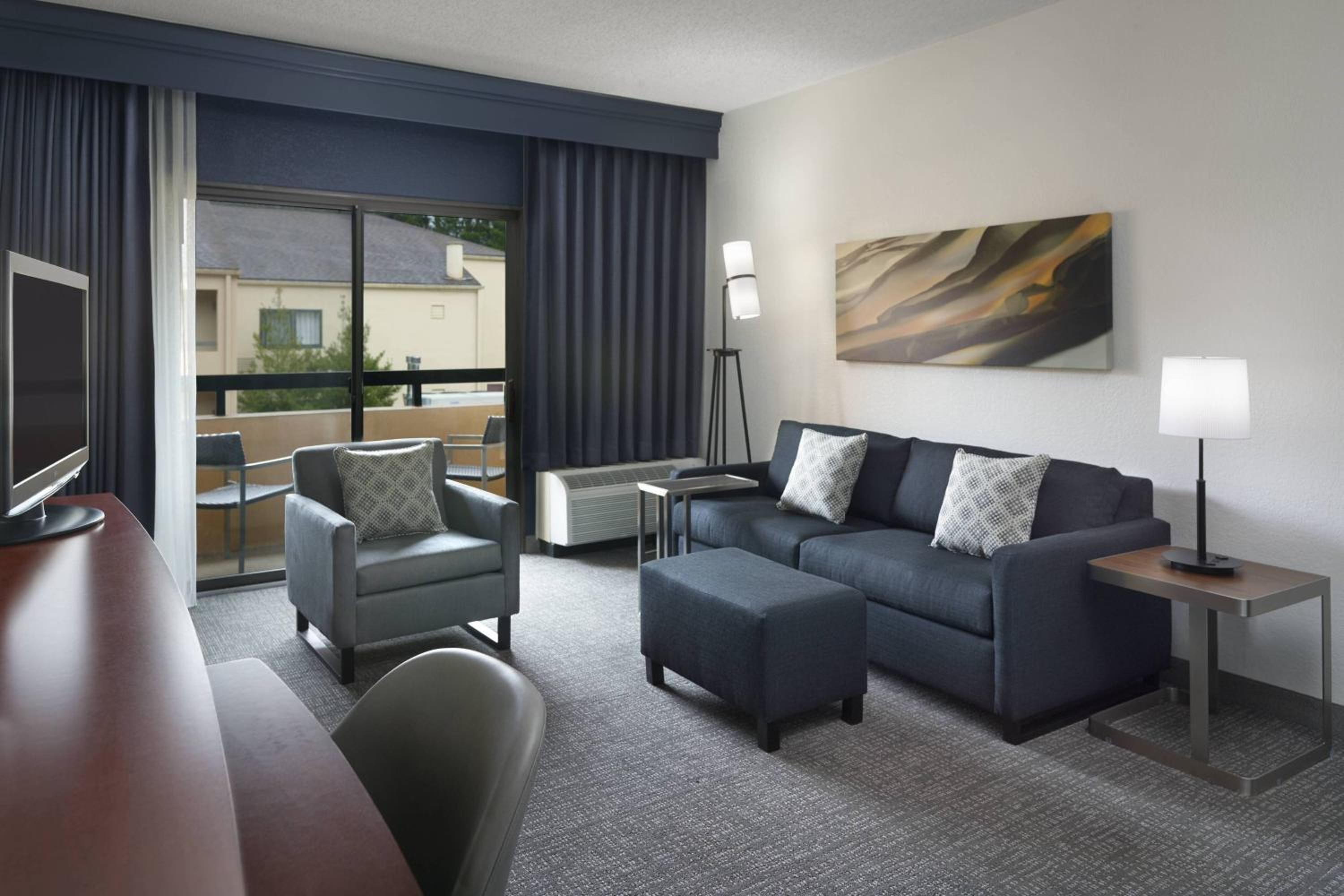 One-Bedroom King Suite with Courtyard View - Photo 2