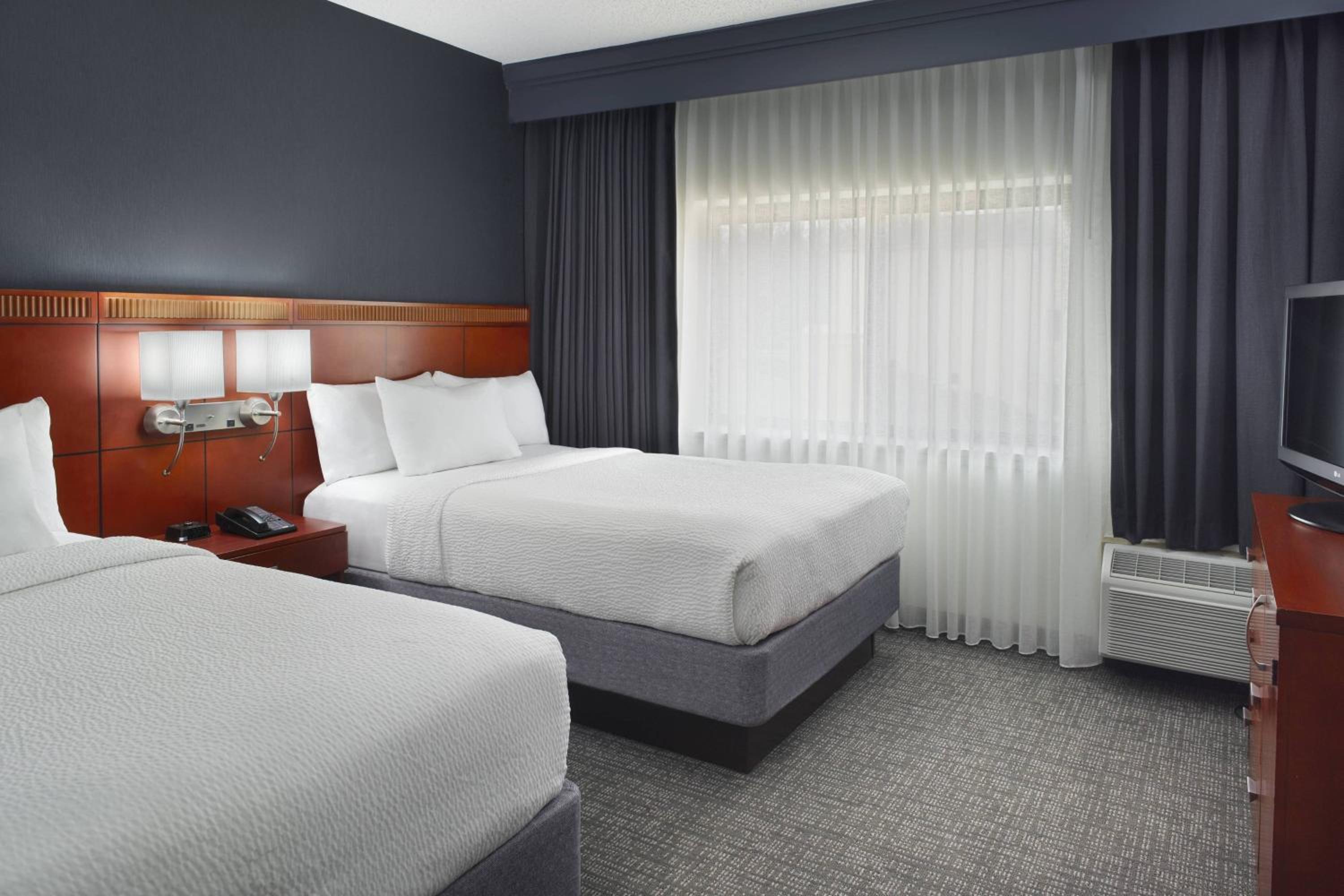 One-Bedroom Suite with Two Double Beds and Courtyard View - Photo 2