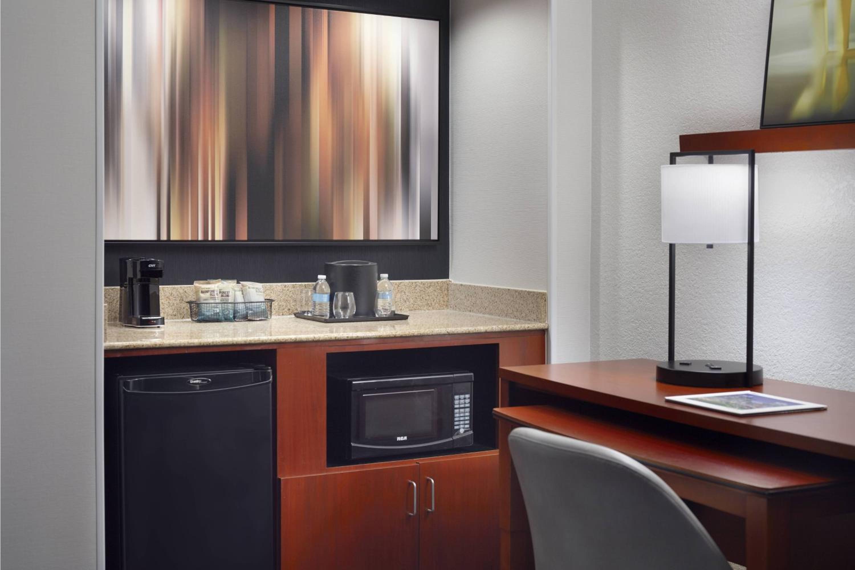 One-Bedroom King Suite with Courtyard View - Photo 4