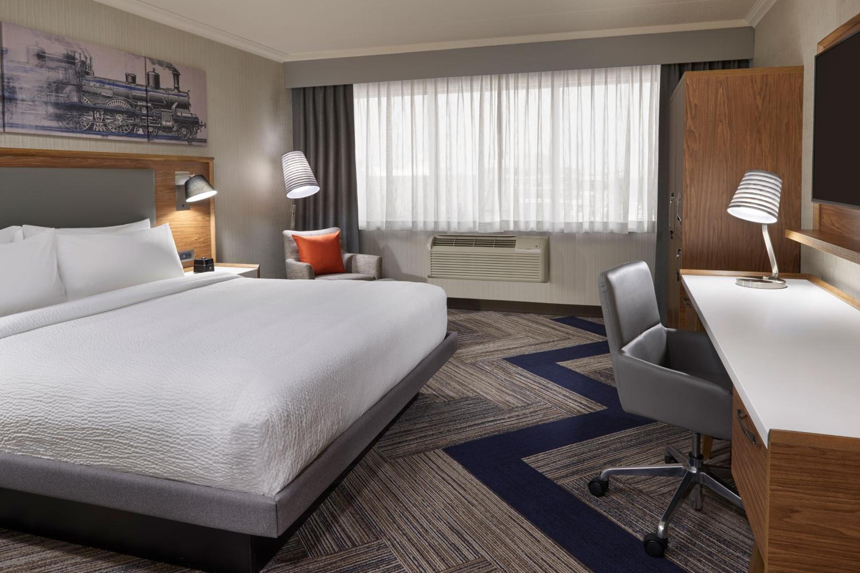 Guest room, 1 King, City view - Photo 1