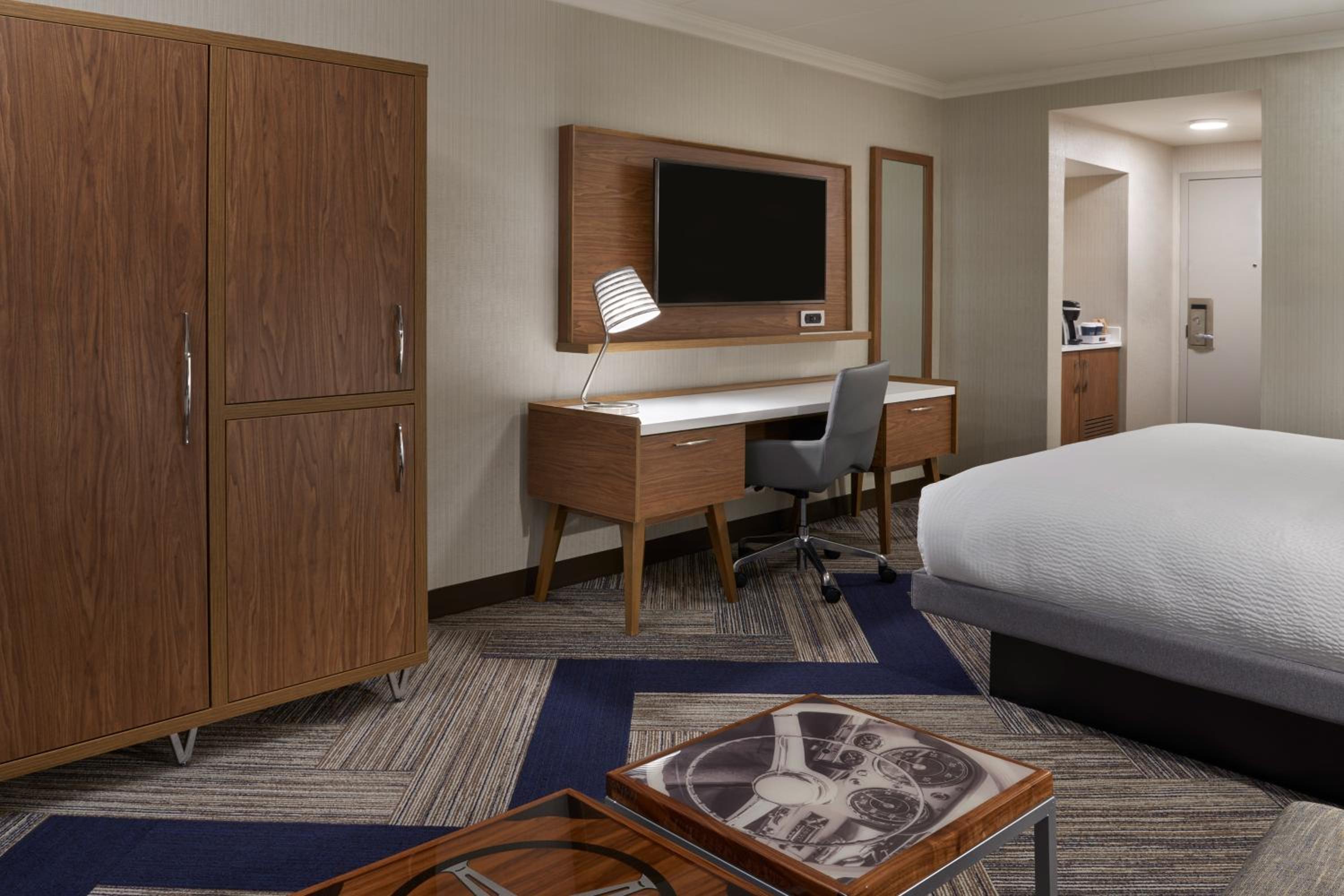 Guest room, 1 King, Sofa bed, City view - Photo 2