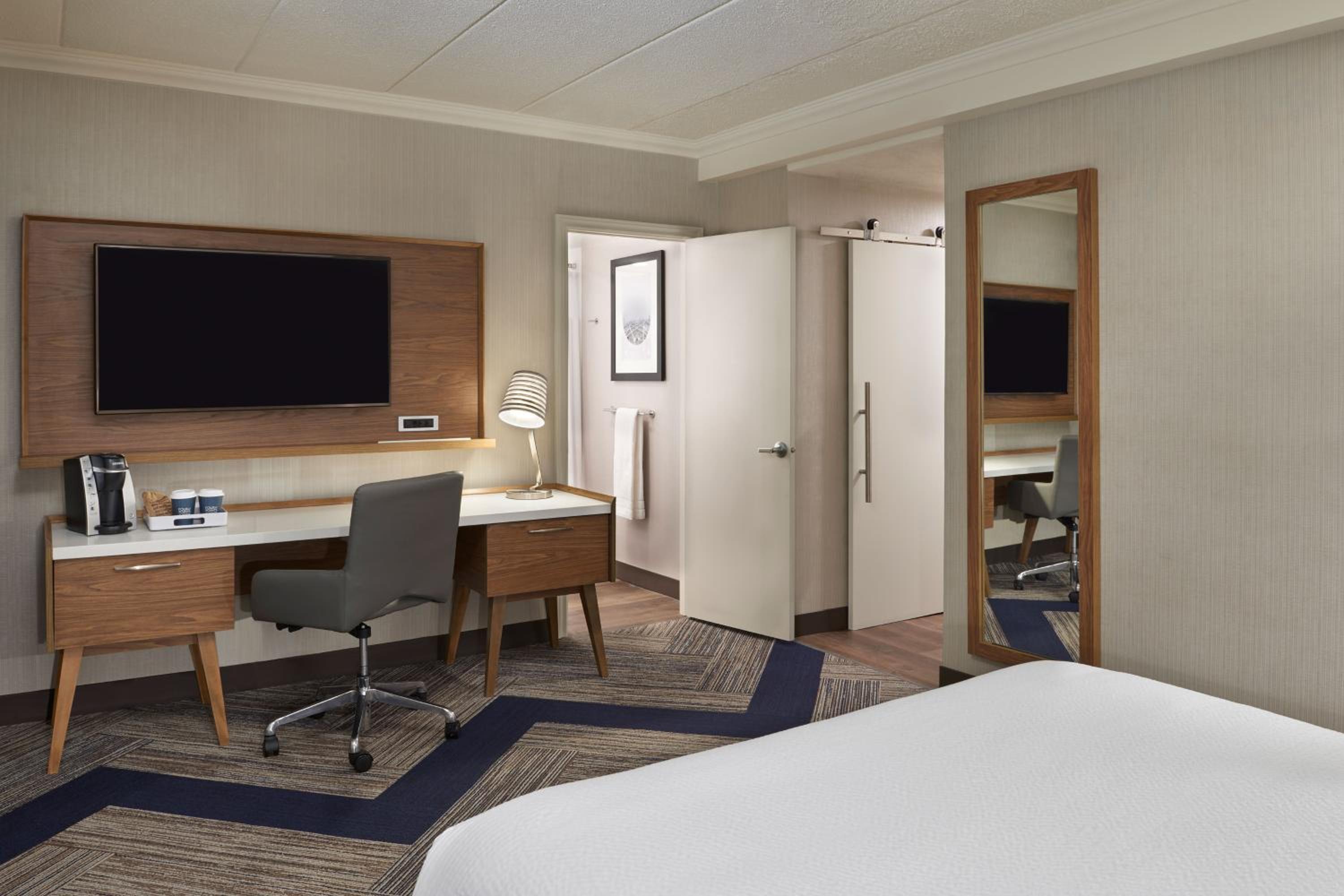 Guest room, 1 Queen, City view - Photo 8