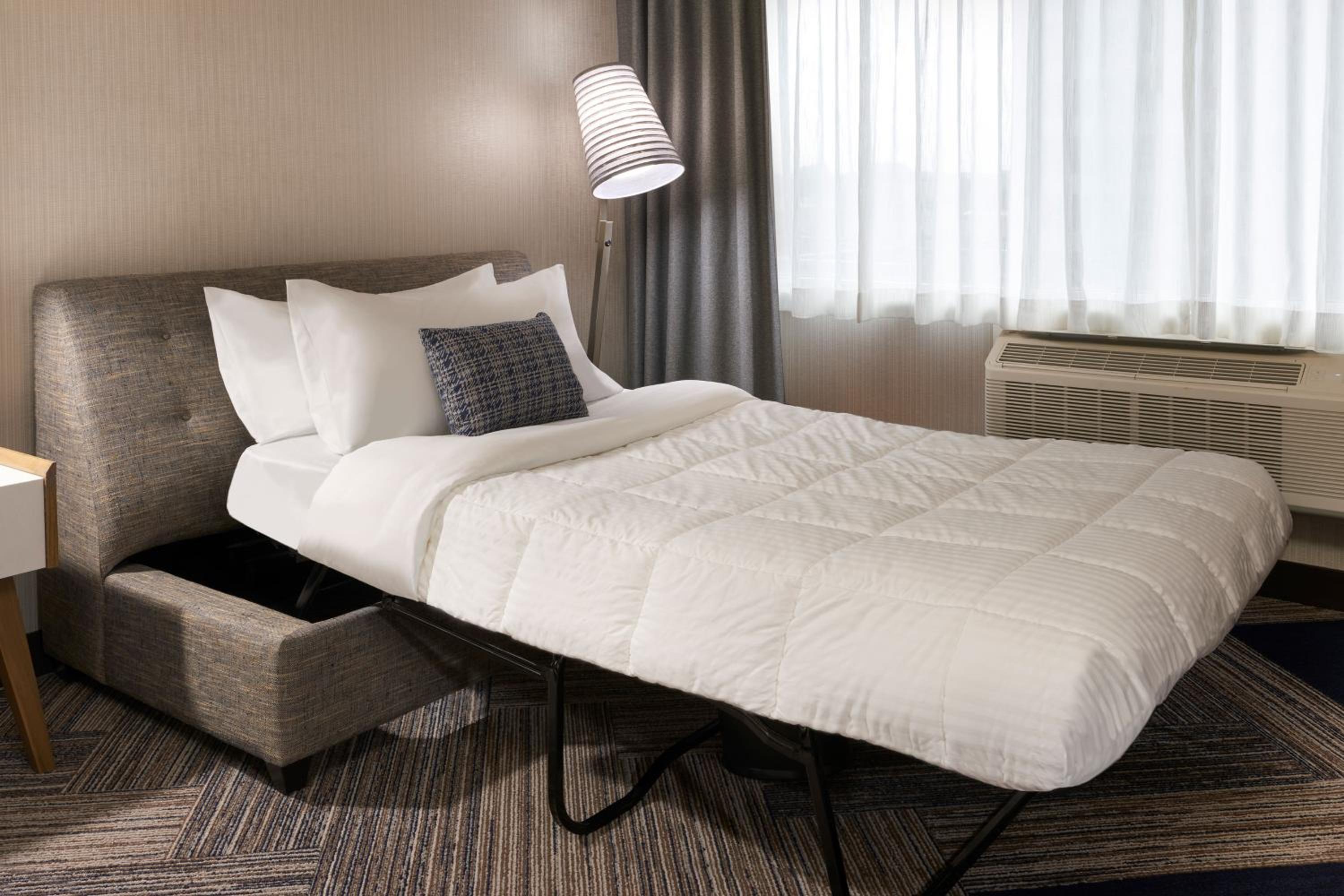 Guest room, 1 King, Sofa bed, City view - Photo 3
