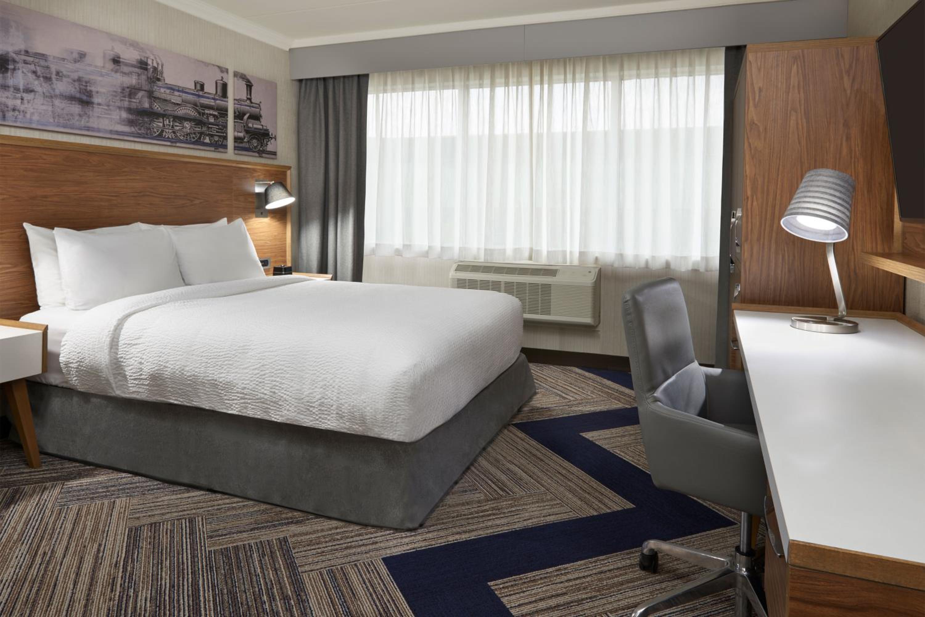 Guest room, 1 Queen, City view - Photo 6