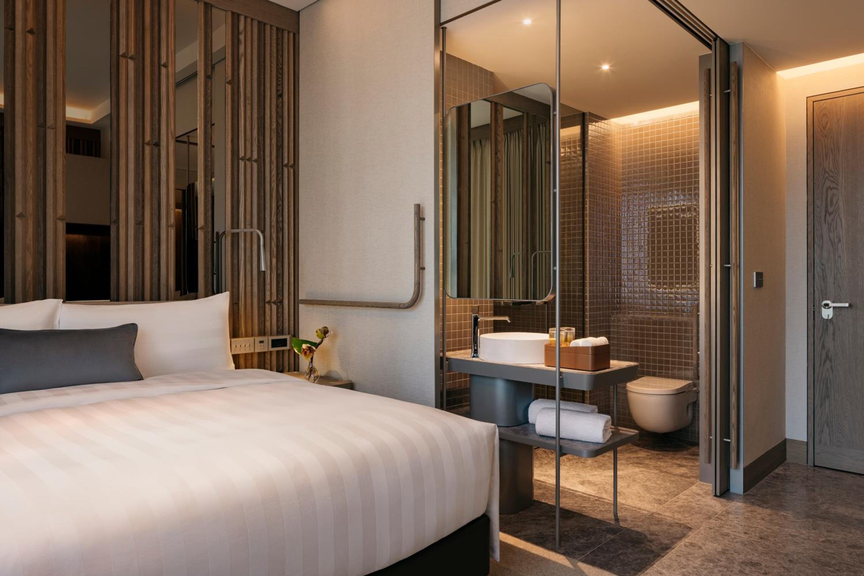Deluxe King Room with One King Bed (Non Smoking)