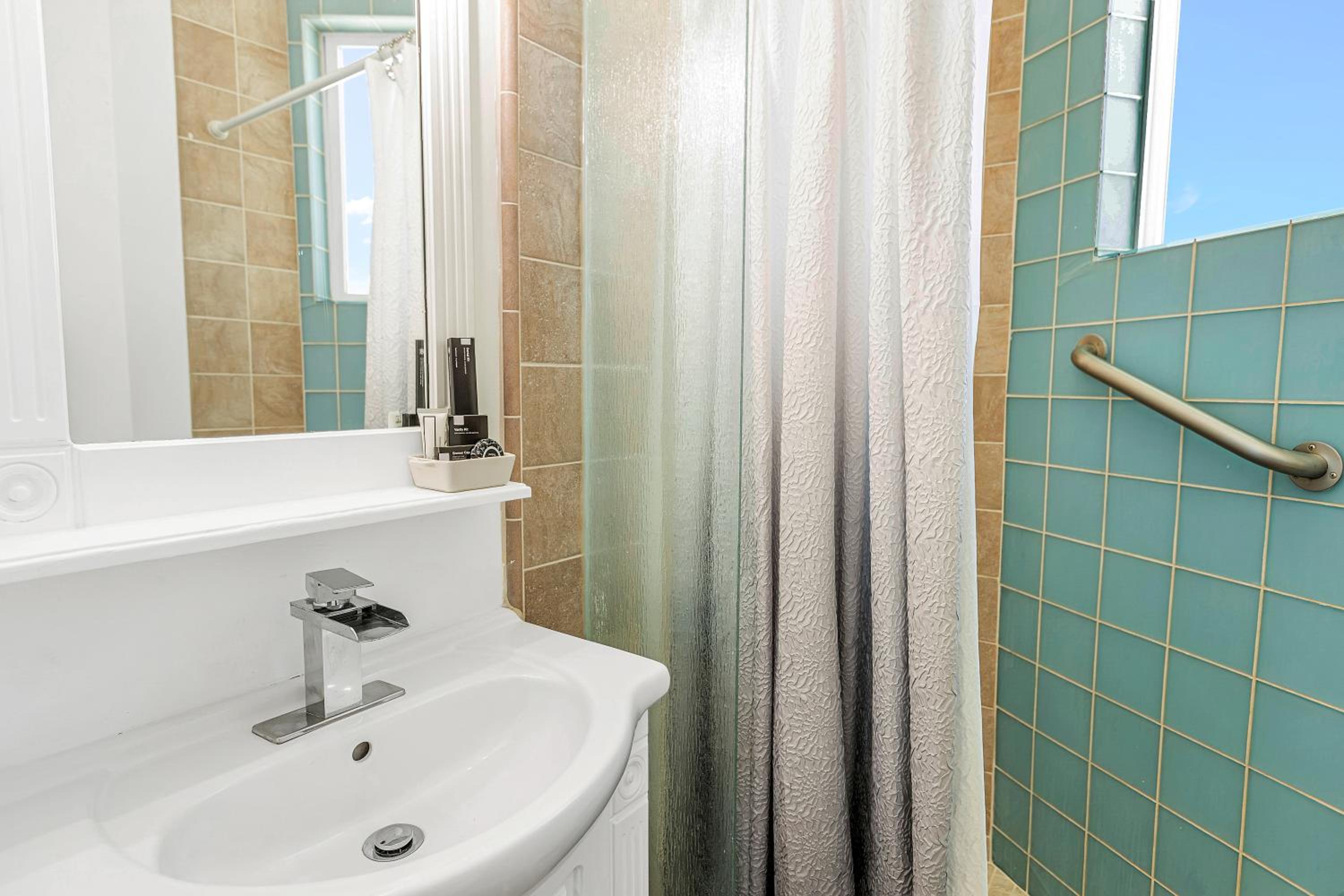 Deluxe Queen Suite - Photo 13