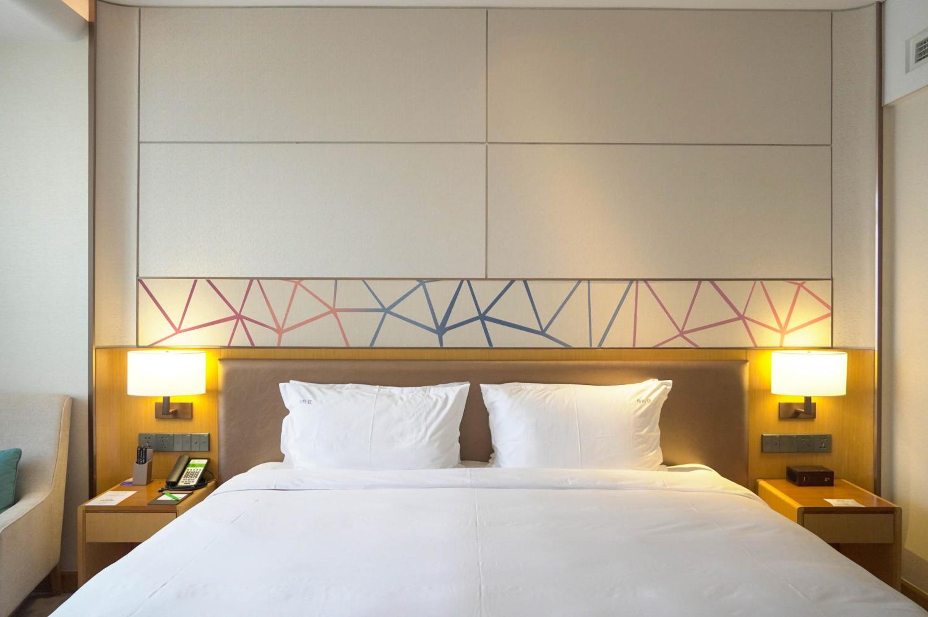 Standard King Room with Lounge Access - Photo 3