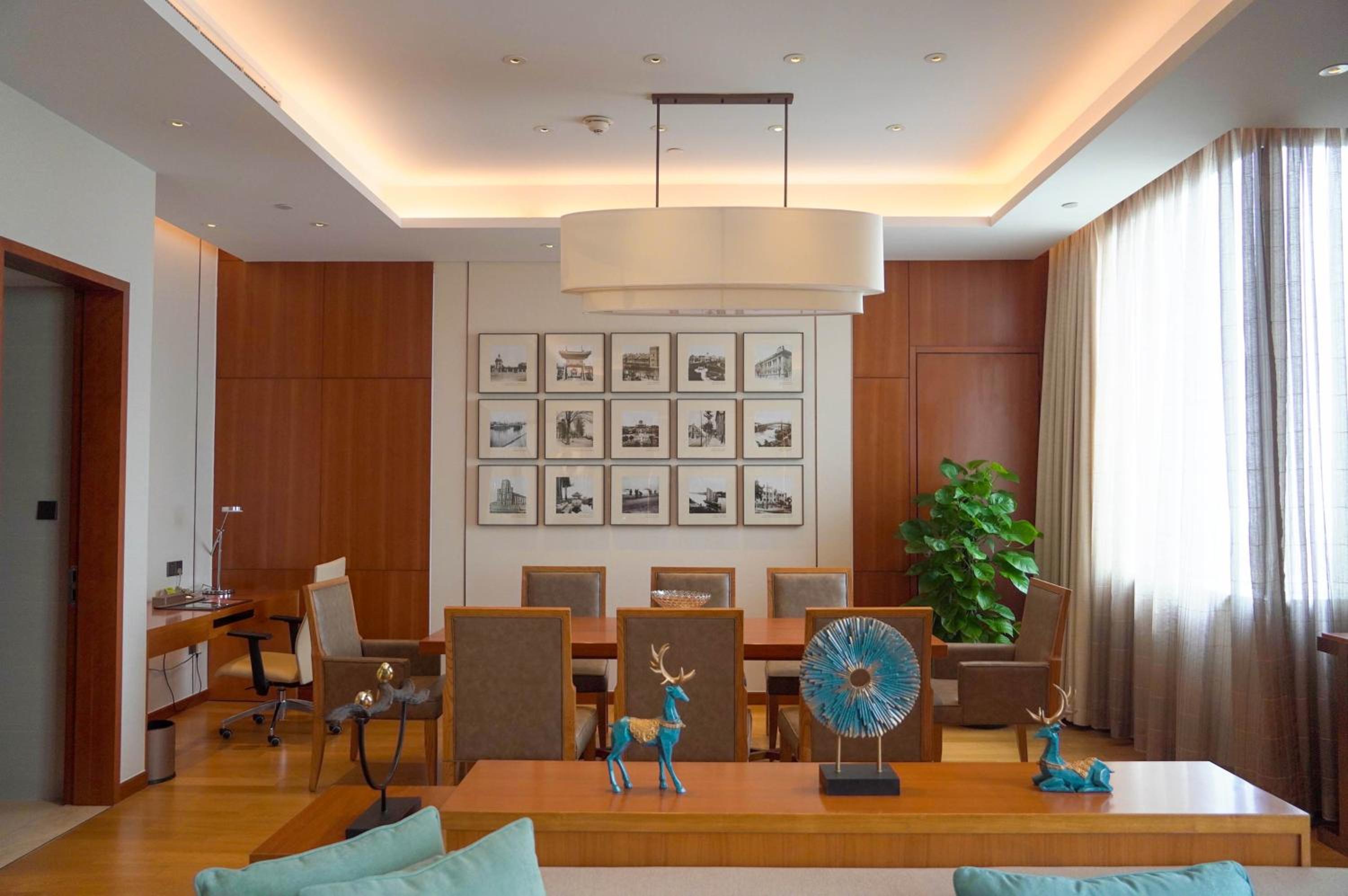 One-Bedroom Suite with Dining Area - Photo 2