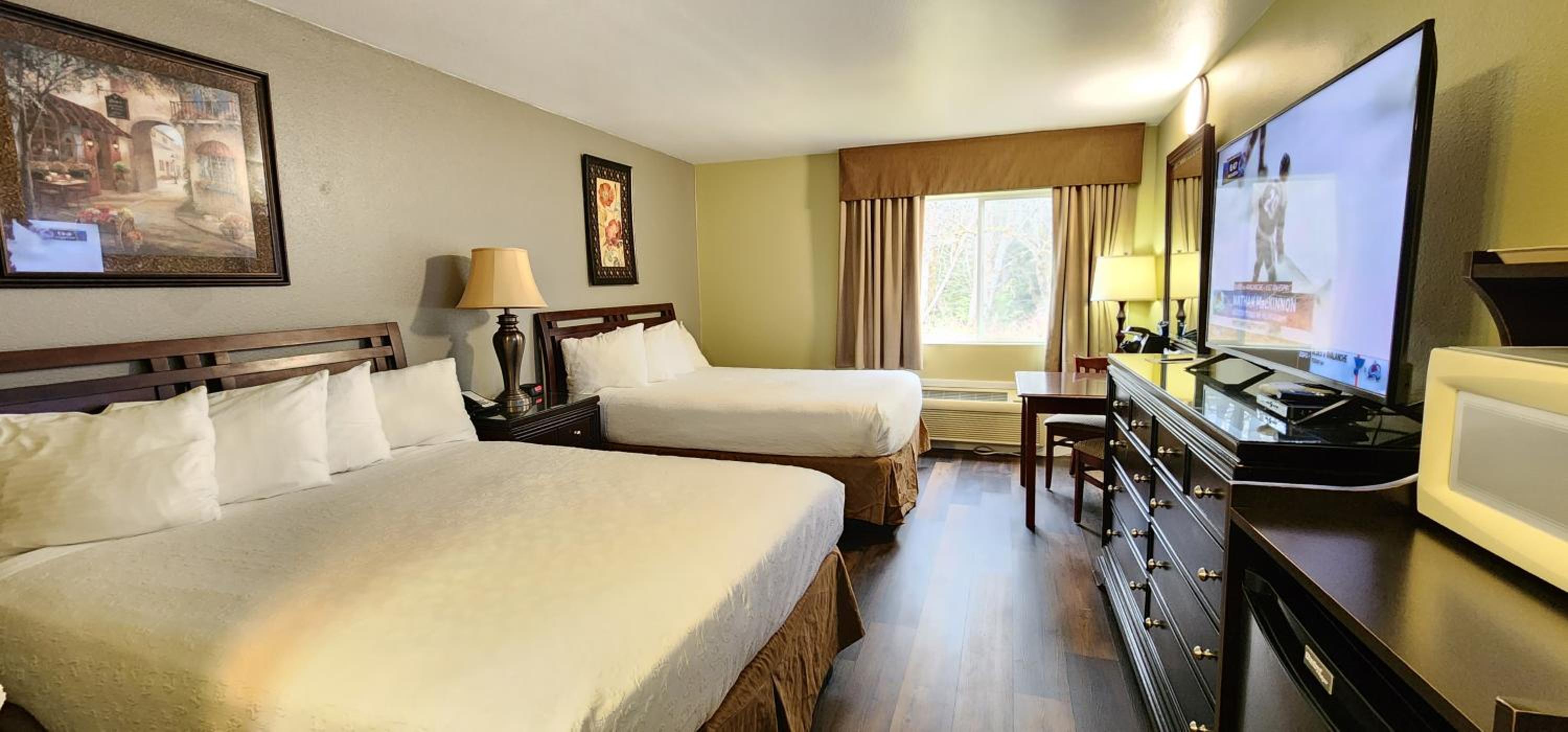 Deluxe Queen Room with Two Queen Beds photo 2