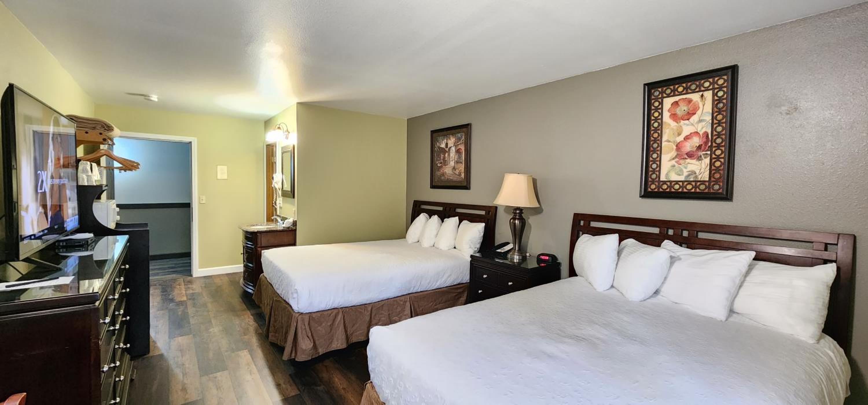 Two Queen Deluxe Room photo 3