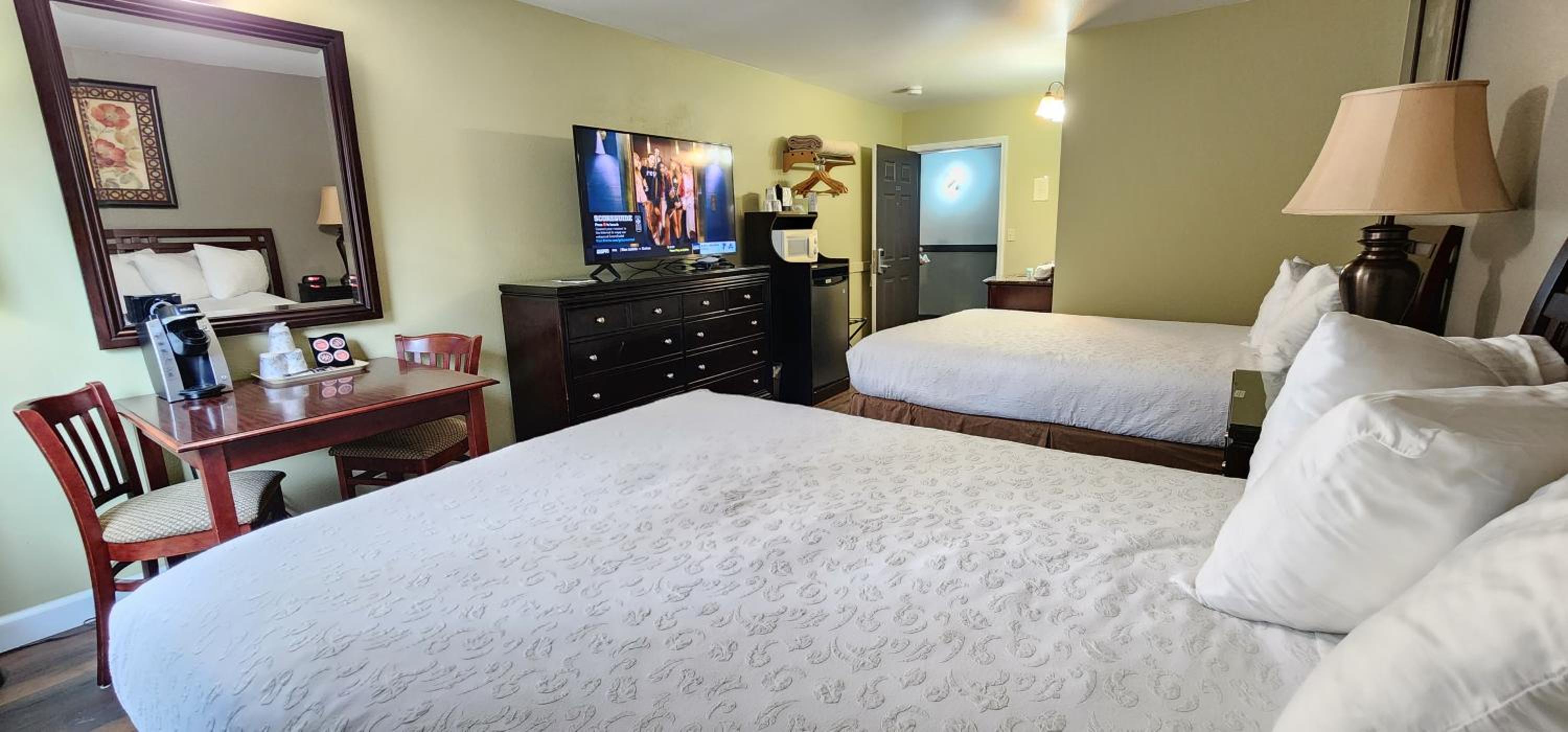 Deluxe Queen Room with Two Queen Beds photo 3