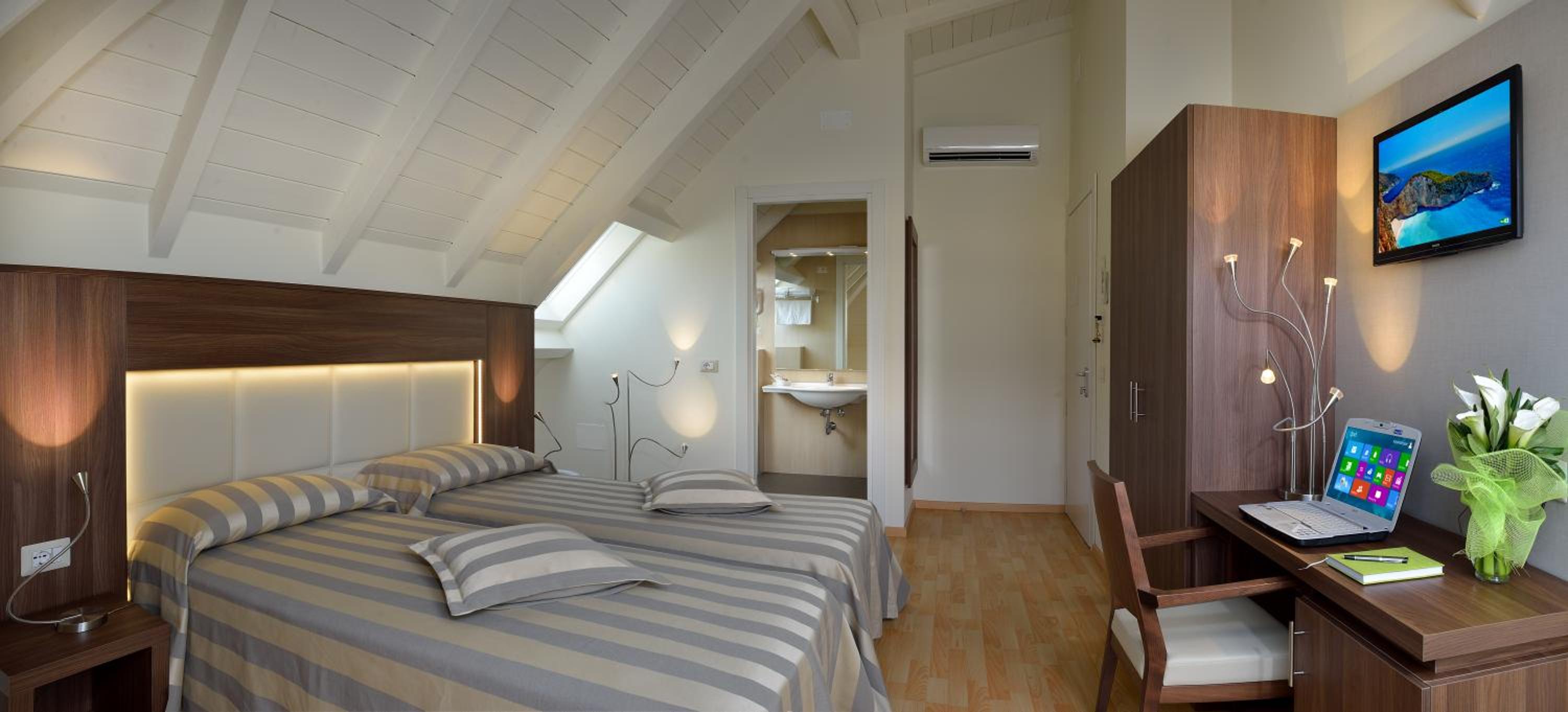 Superior Double or Twin Room - Photo 9