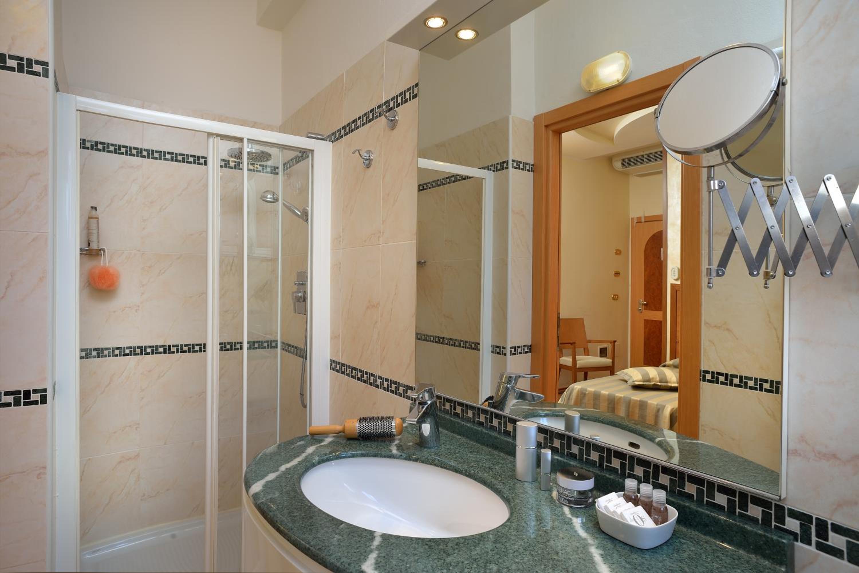 Classic Double or Twin Room - Photo 2