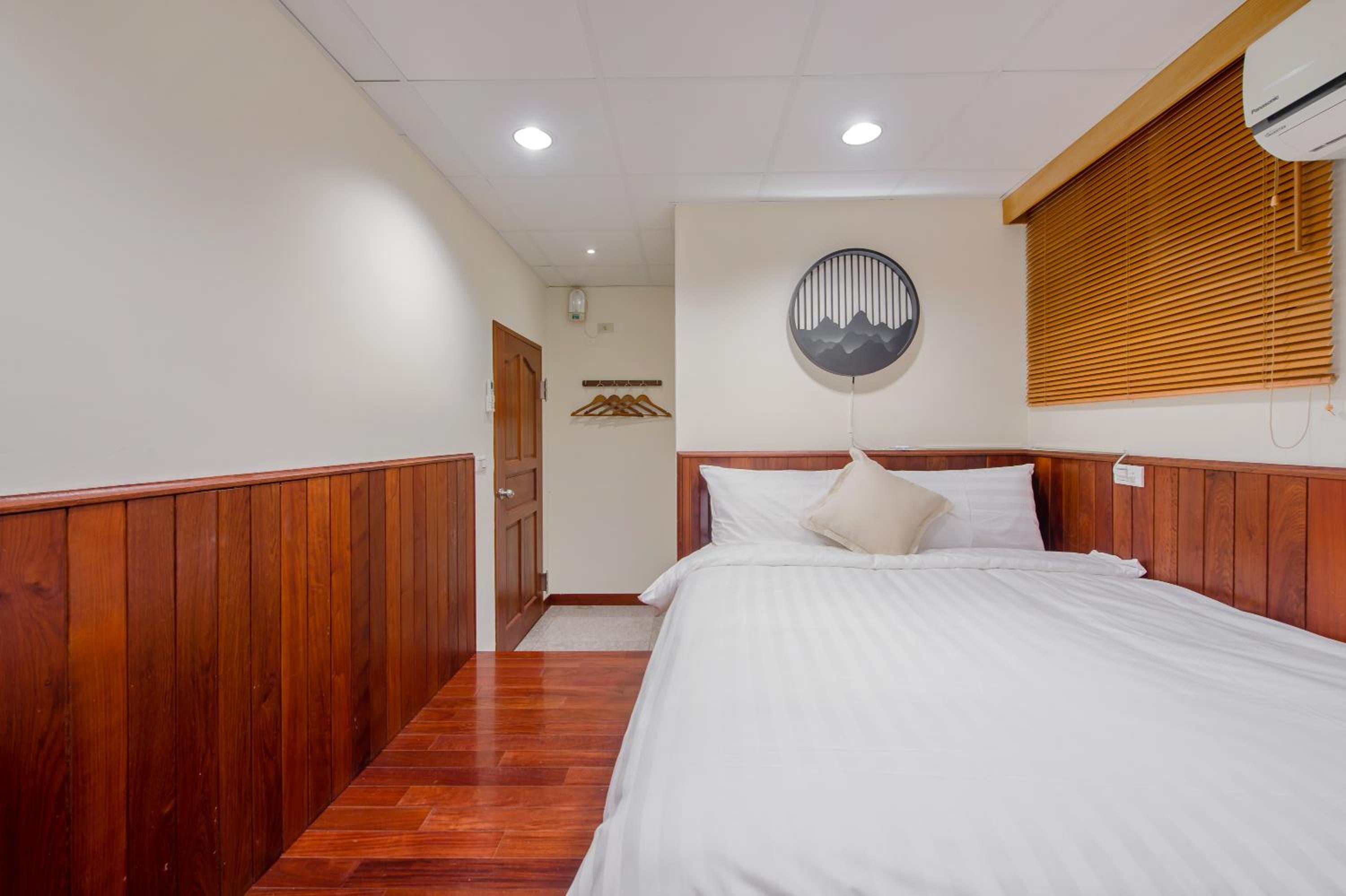 Standard Double Room - No Window photo 3