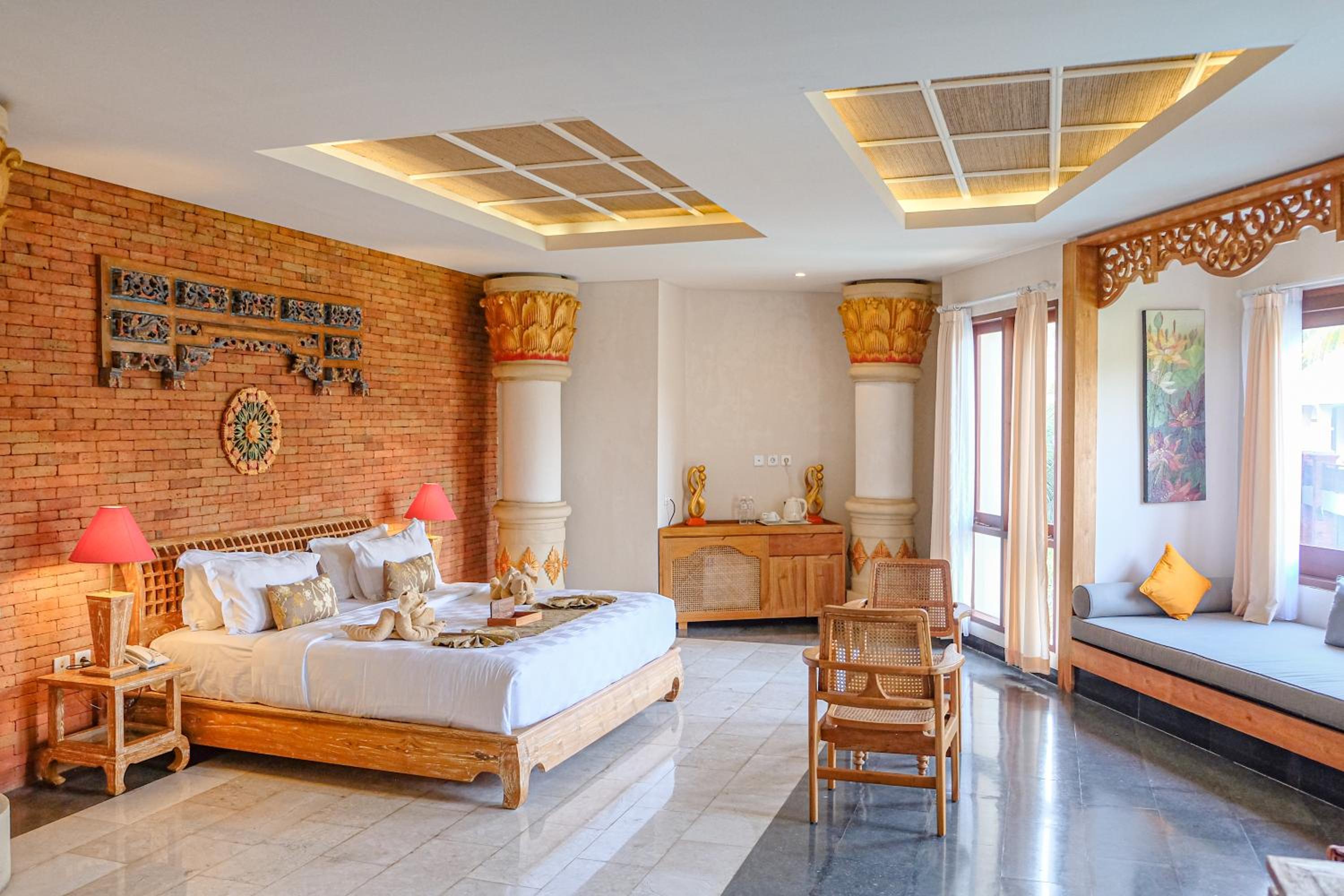Suite with Pool View - Photo 1
