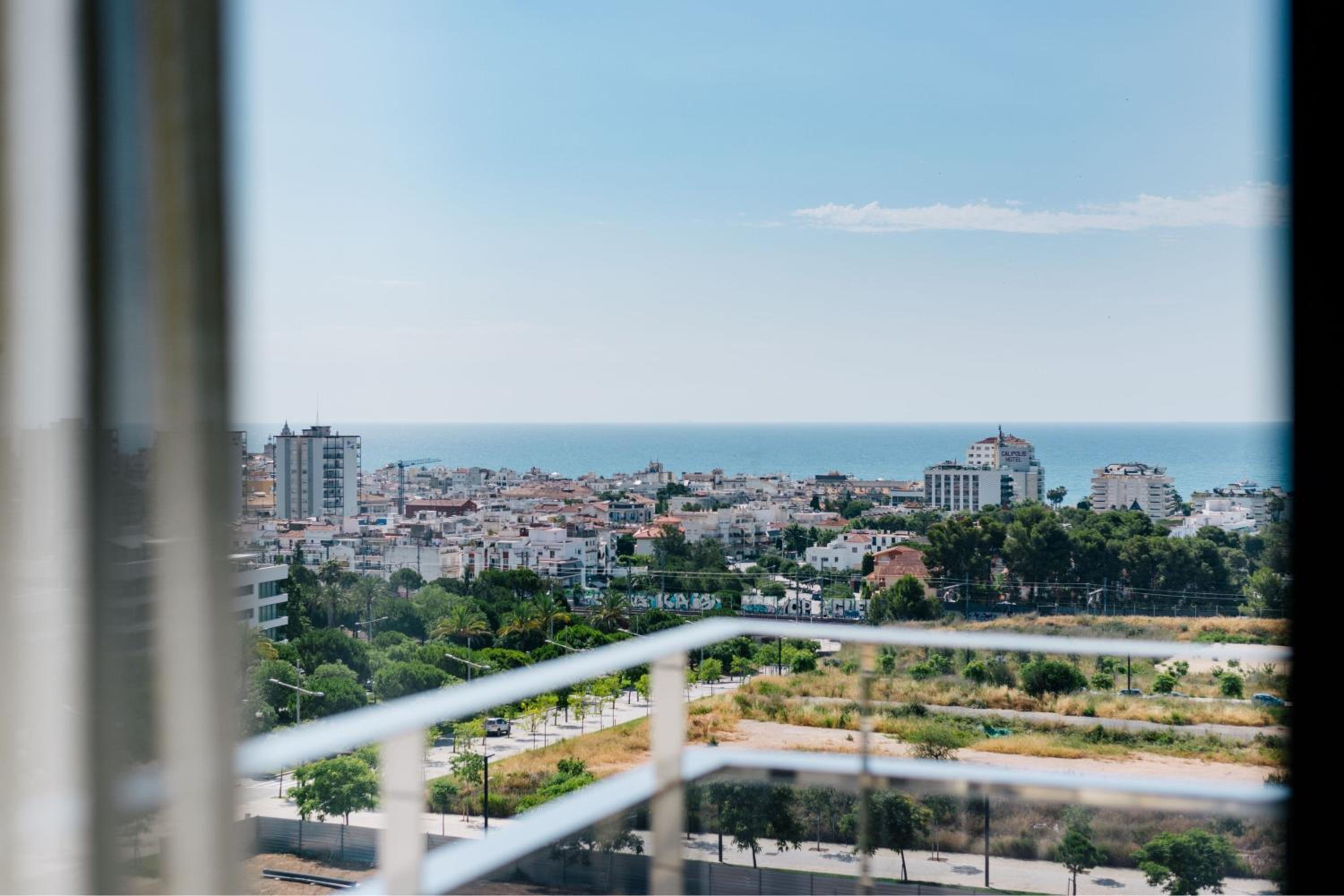 One-Bedroom Deluxe Queen Suite with Partial Sea View