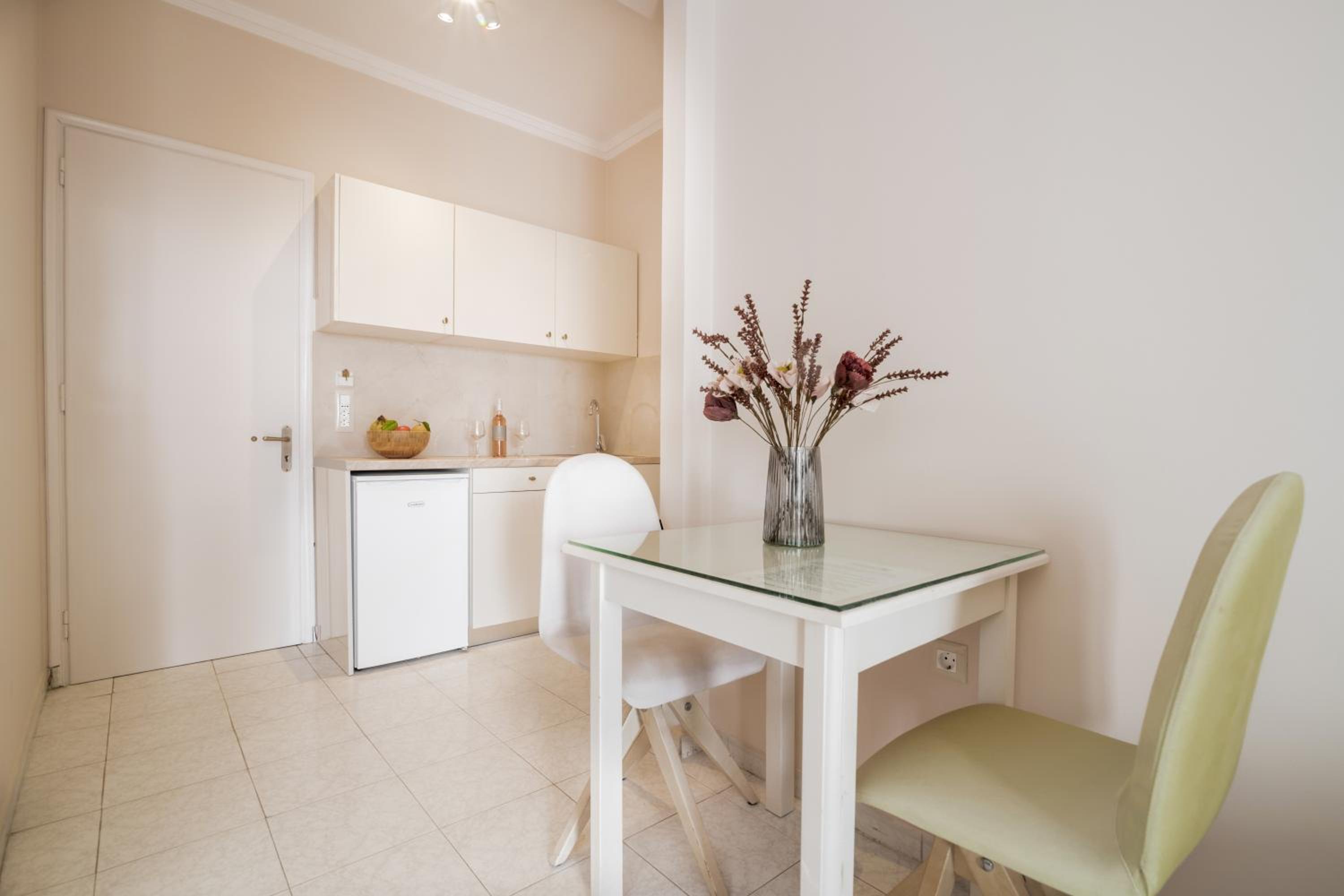 One-Bedroom Apartment with Garden View - Photo 3