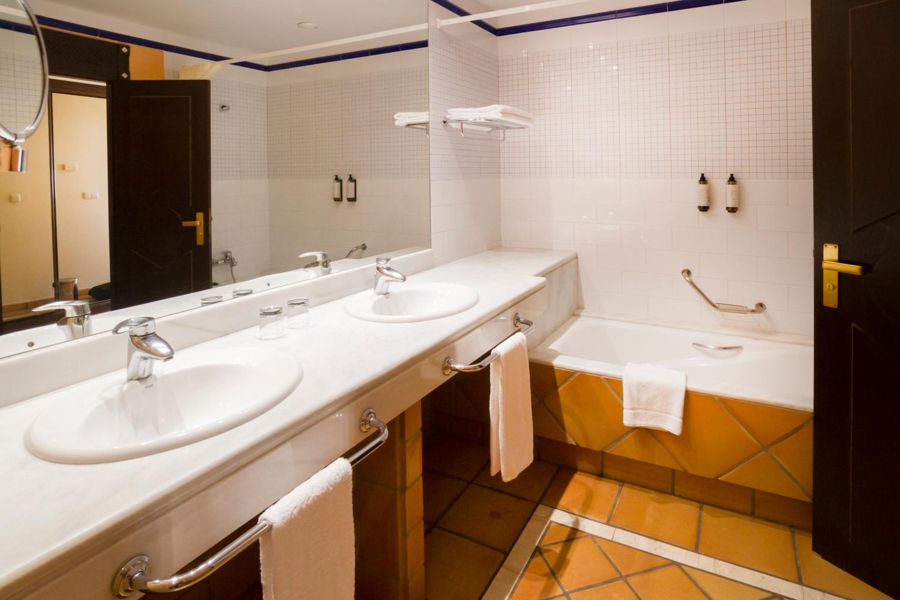 Double or Twin Room - Photo 7