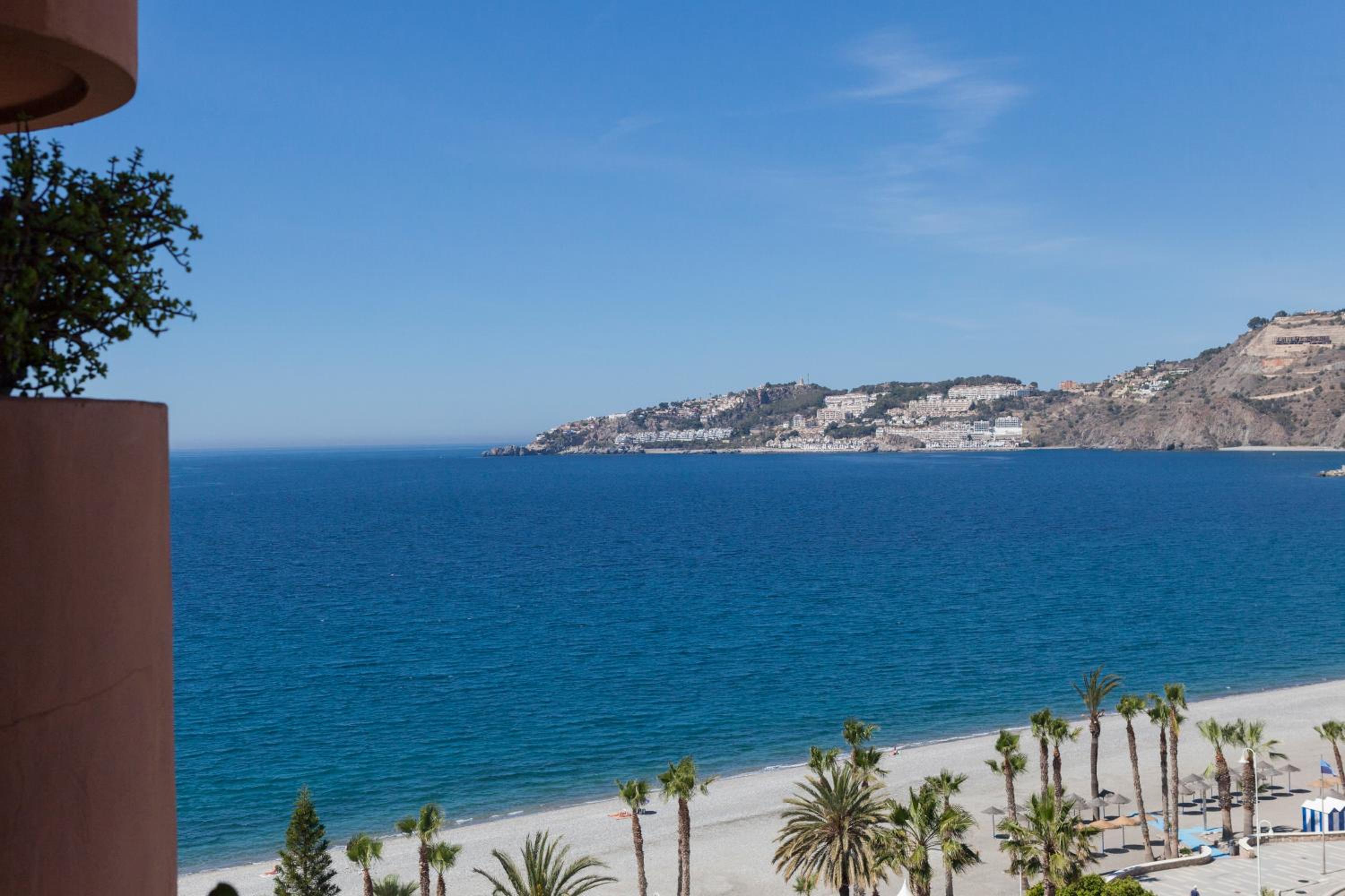 Double or Twin Room with Sea View - Photo 8