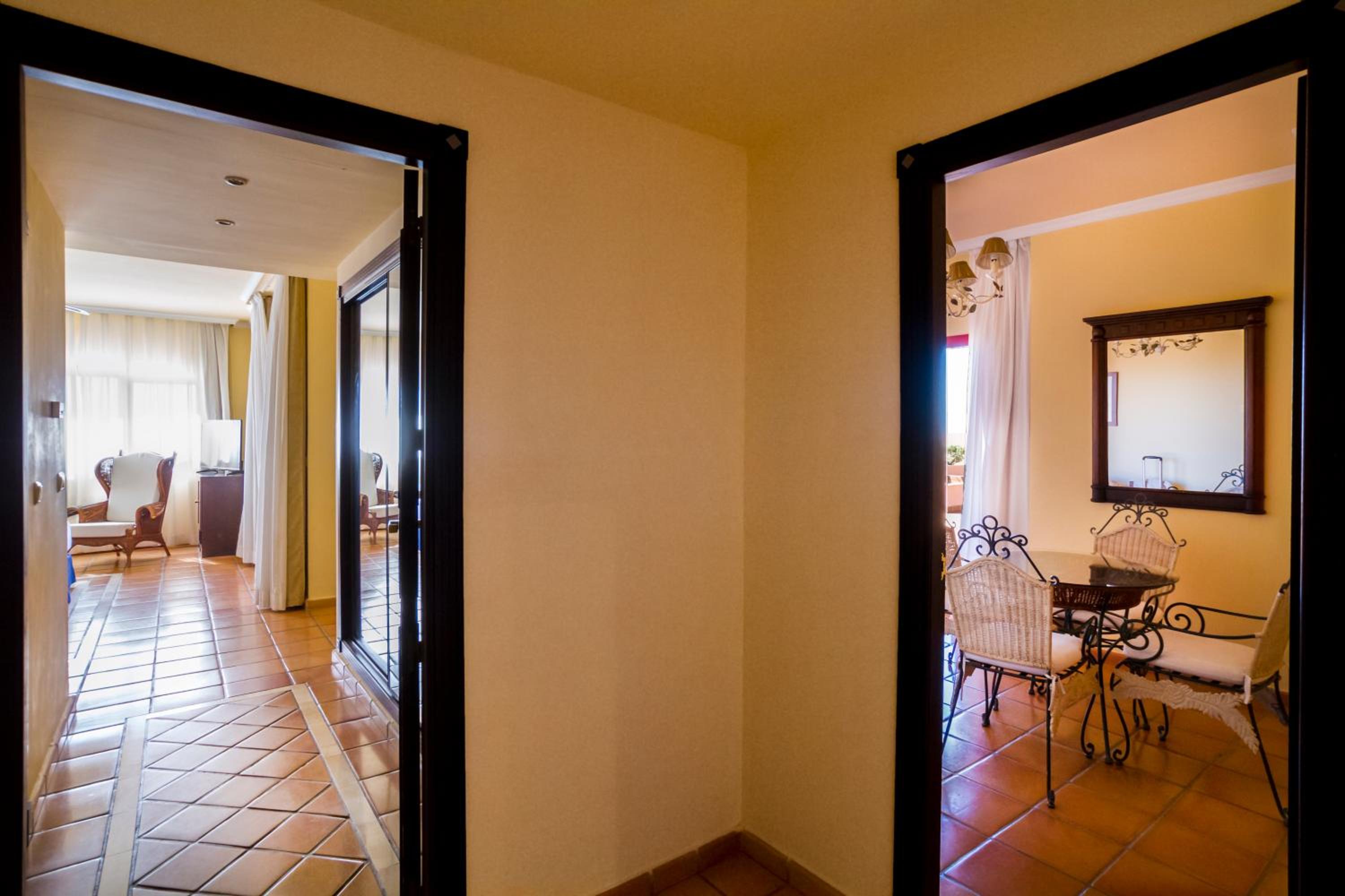 Suite with Sea View - Photo 12