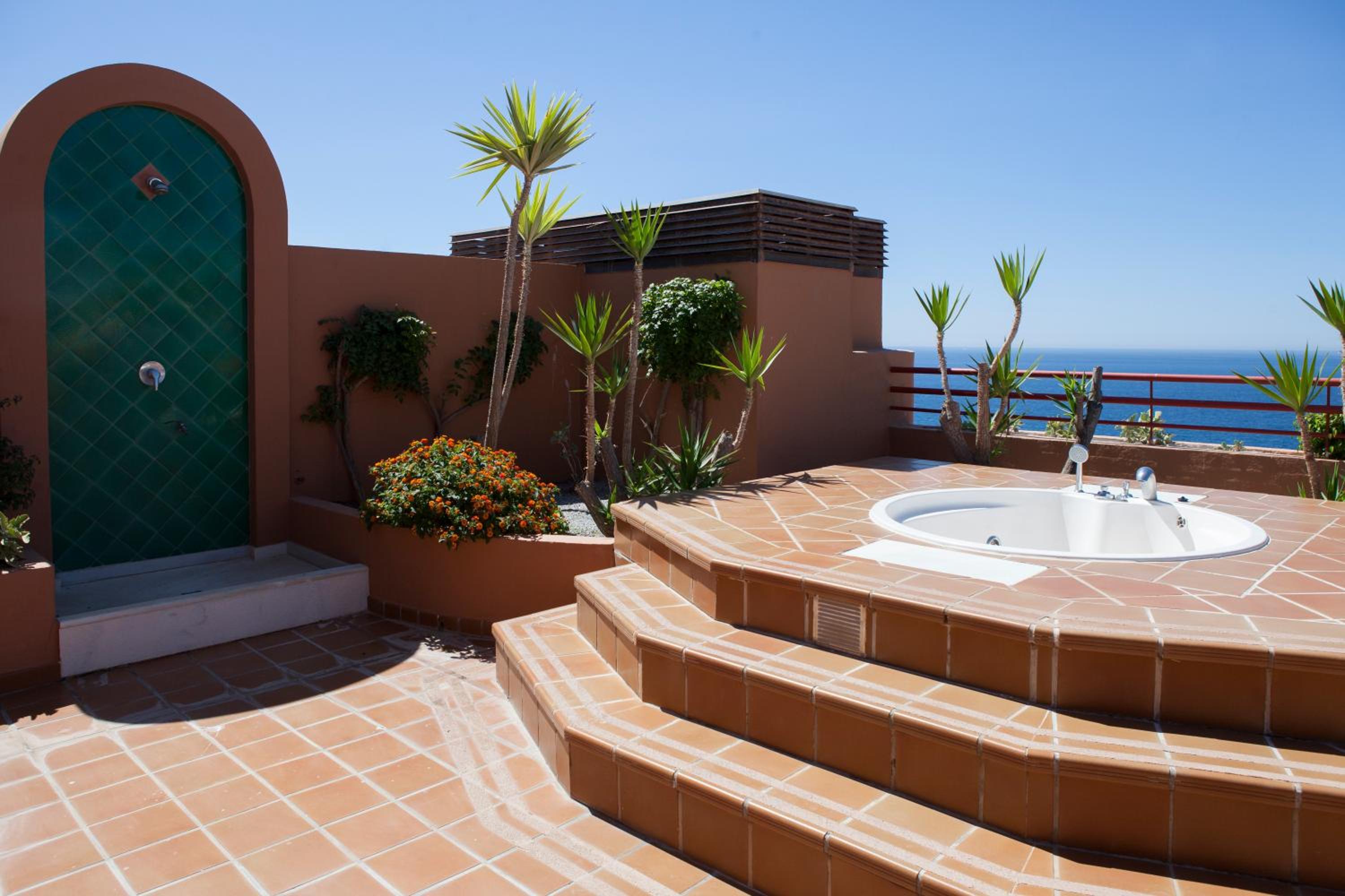 Suite with Sea View - Photo 17